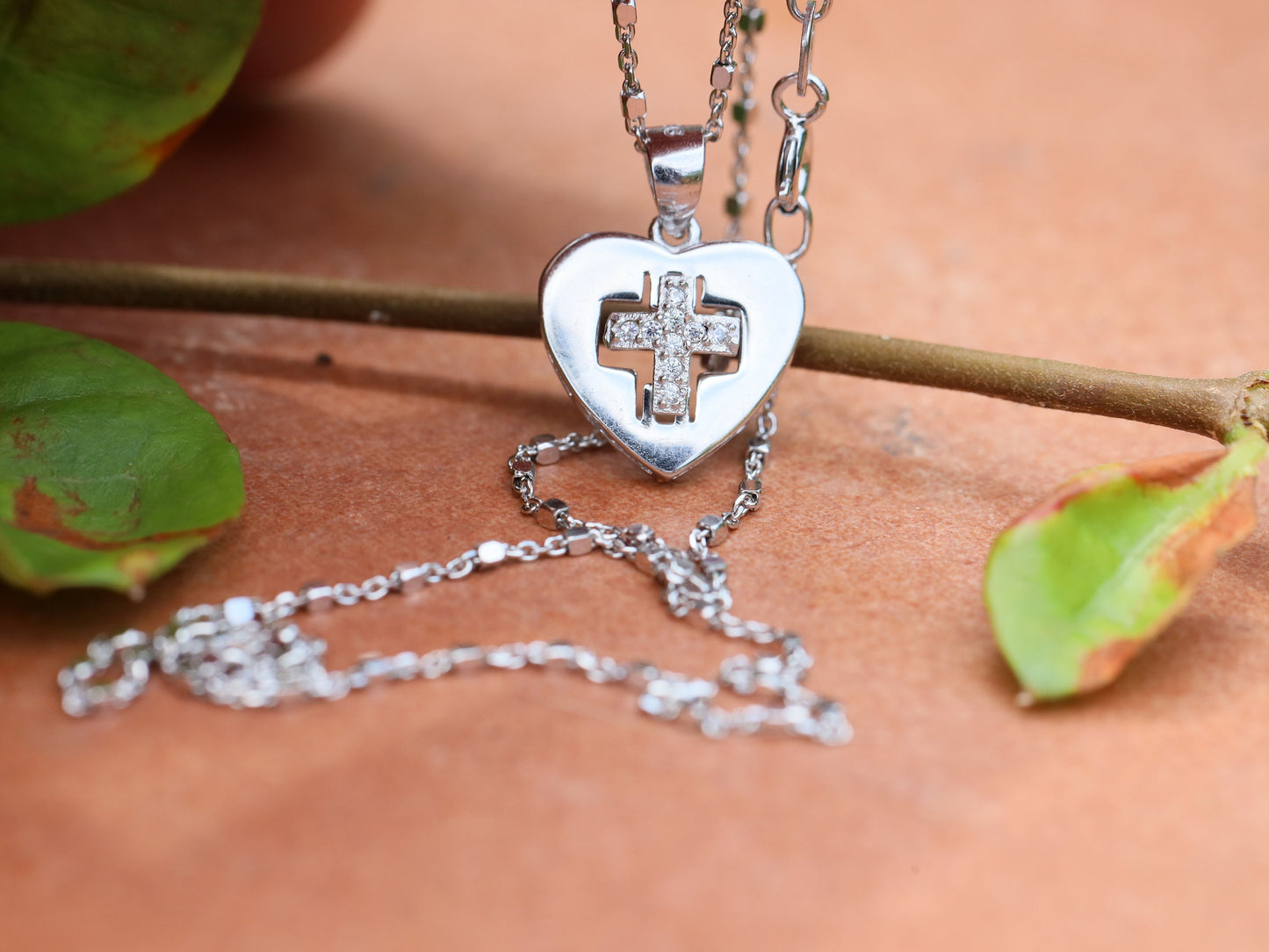Colgante cruz, plata de primera ley 925, colgante para mujer, elegante cruz en forma de corazón, regalo para mujer, colgante cruz católica, delicado circonio