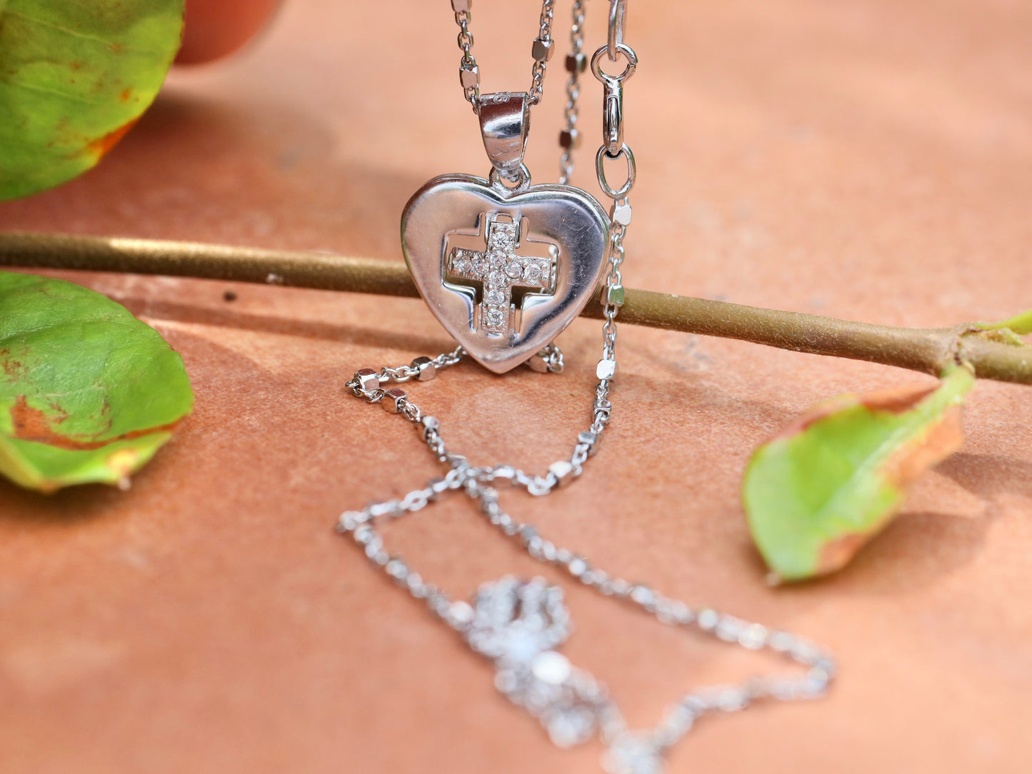 Colgante cruz, plata de primera ley 925, colgante para mujer, elegante cruz en forma de corazón, regalo para mujer, colgante cruz católica, delicado circonio
