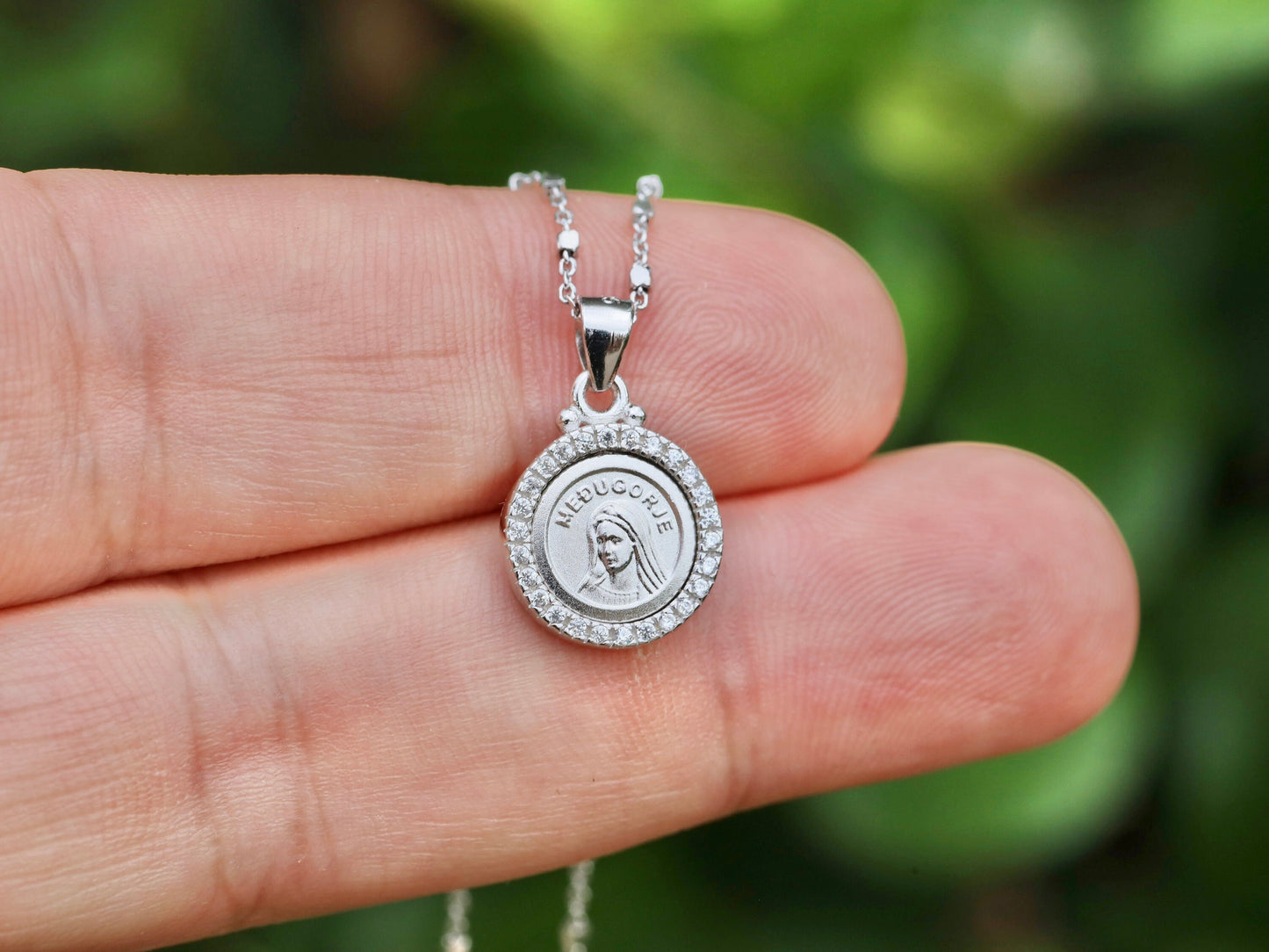 Medalla de plata de ley Nuestra Señora de Medjugorje, medalla pequeña de plata de la Virgen María con circonitas cúbicas, medalla de plata Reina de la Paz,
