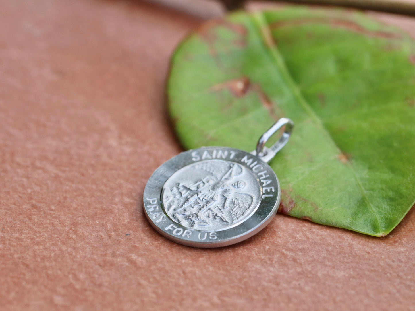 Medalla de San Miguel, plata de ley 925, medalla sin empañamiento, medalla del arcángel Miguel, medalla católica devocional, medalla redonda de 18 mm para hombre