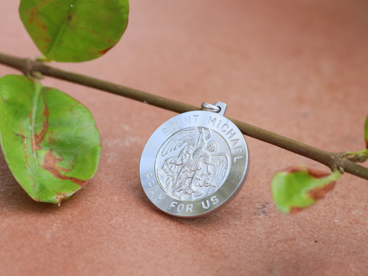 Medalla de San Miguel, plata de ley 925, medalla redonda de 24 mm, medalla arcángel Miguel, medalla para el hombre católico, medalla de protección católica fuerte