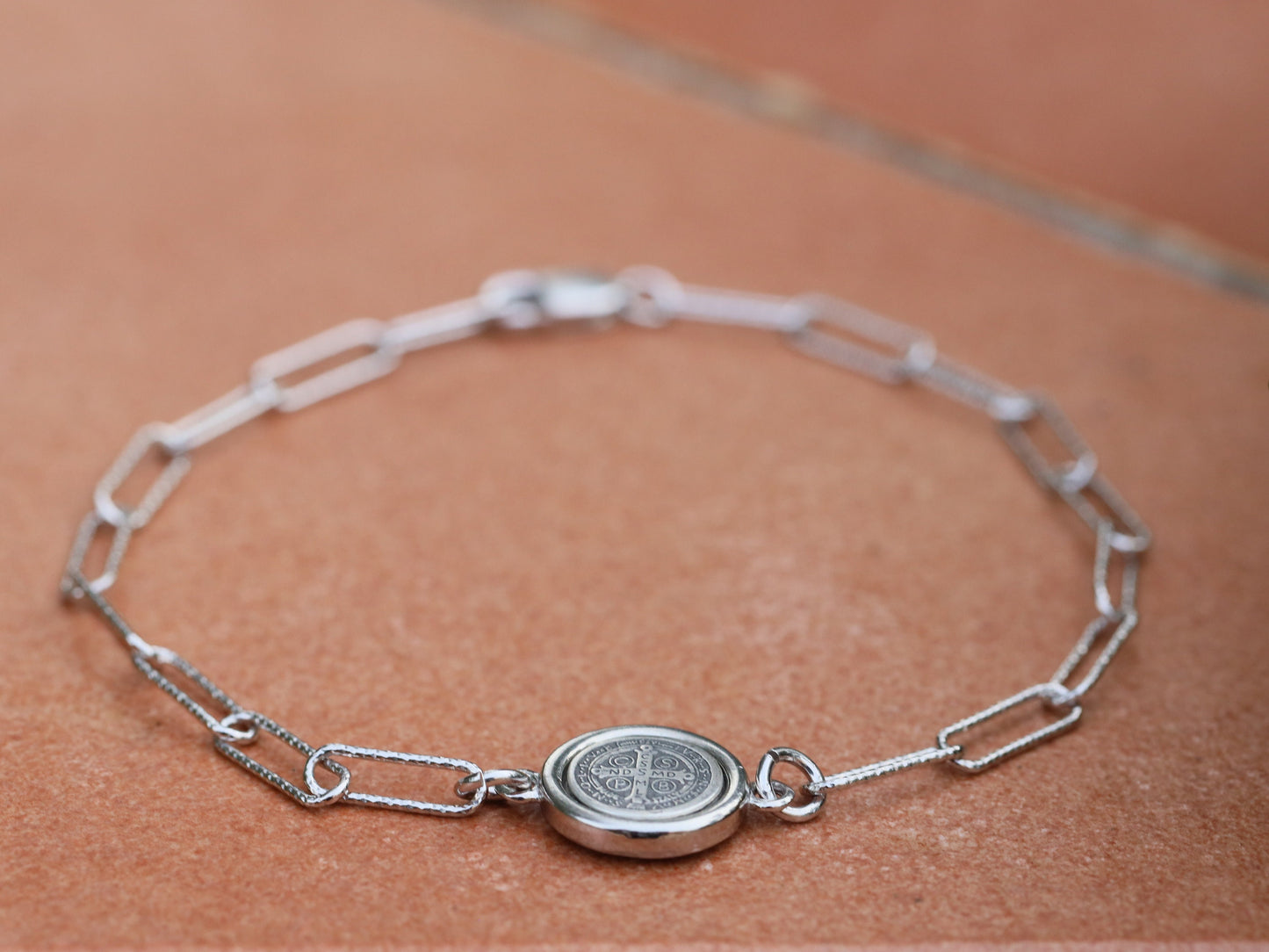 Pulsera PAPERCLIP San Benito, pulsera en miniatura, plata de ley 925, regalo para mujer, pulsera de medalla delicada, pulsera católica PARA MUJERES