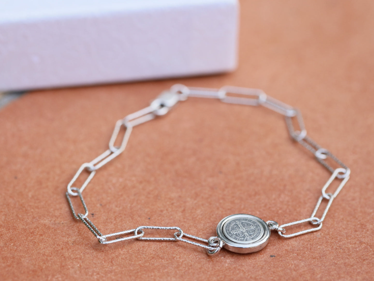 Pulsera PAPERCLIP San Benito, pulsera en miniatura, plata de ley 925, regalo para mujer, pulsera de medalla delicada, pulsera católica PARA MUJERES