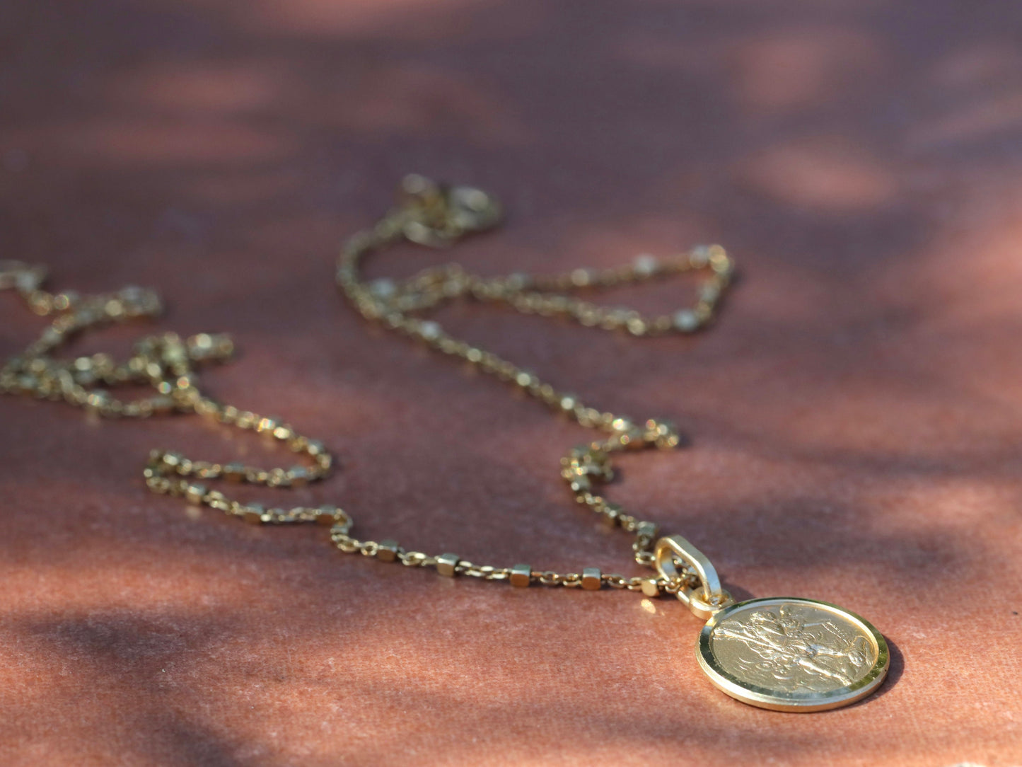 Medalla de San Miguel, miniatura chapada en oro de 18 k sobre medalla de plata de ley 925, colgante delicado para niños, medalla católica adolescente arcángel Miguel