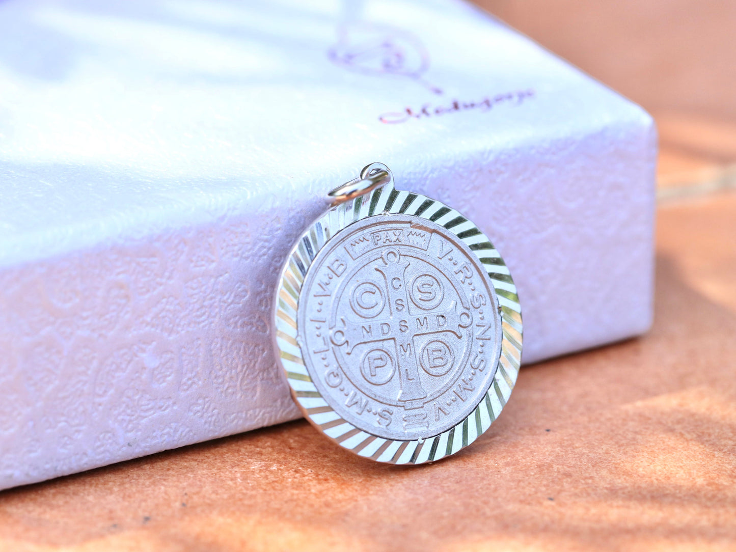 Medalla de San Benito, plata de ley 925, medalla redonda talla diamante, colgante unisex, medalla de cruz católica, medalla de protección, San Benito grande