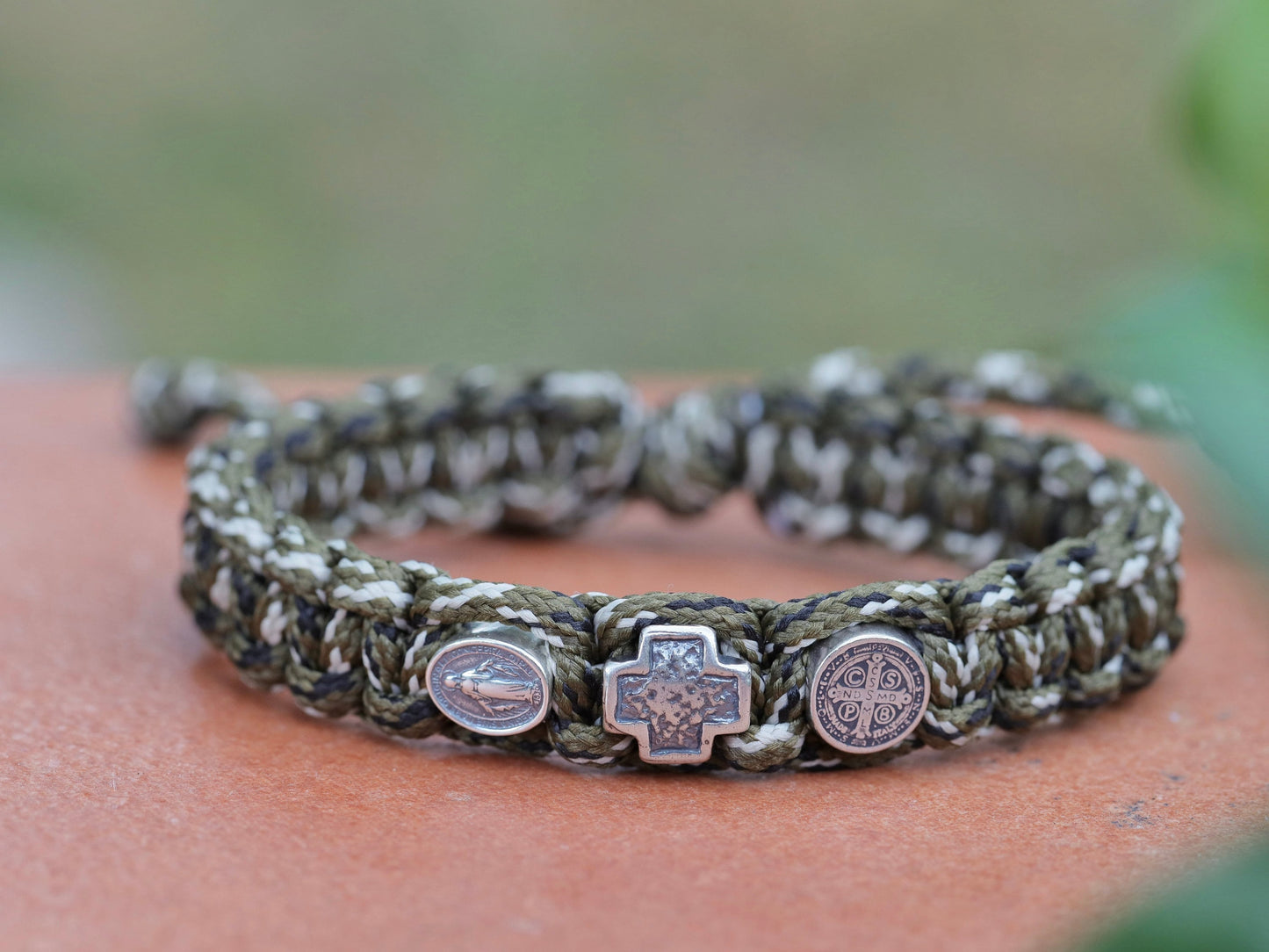 Pulsera paracord, pulsera San Benito, pulsera medalla milagrosa, pulsera cruzada, pulsera 3 medallas para hombre, pulsera táctica guerrera