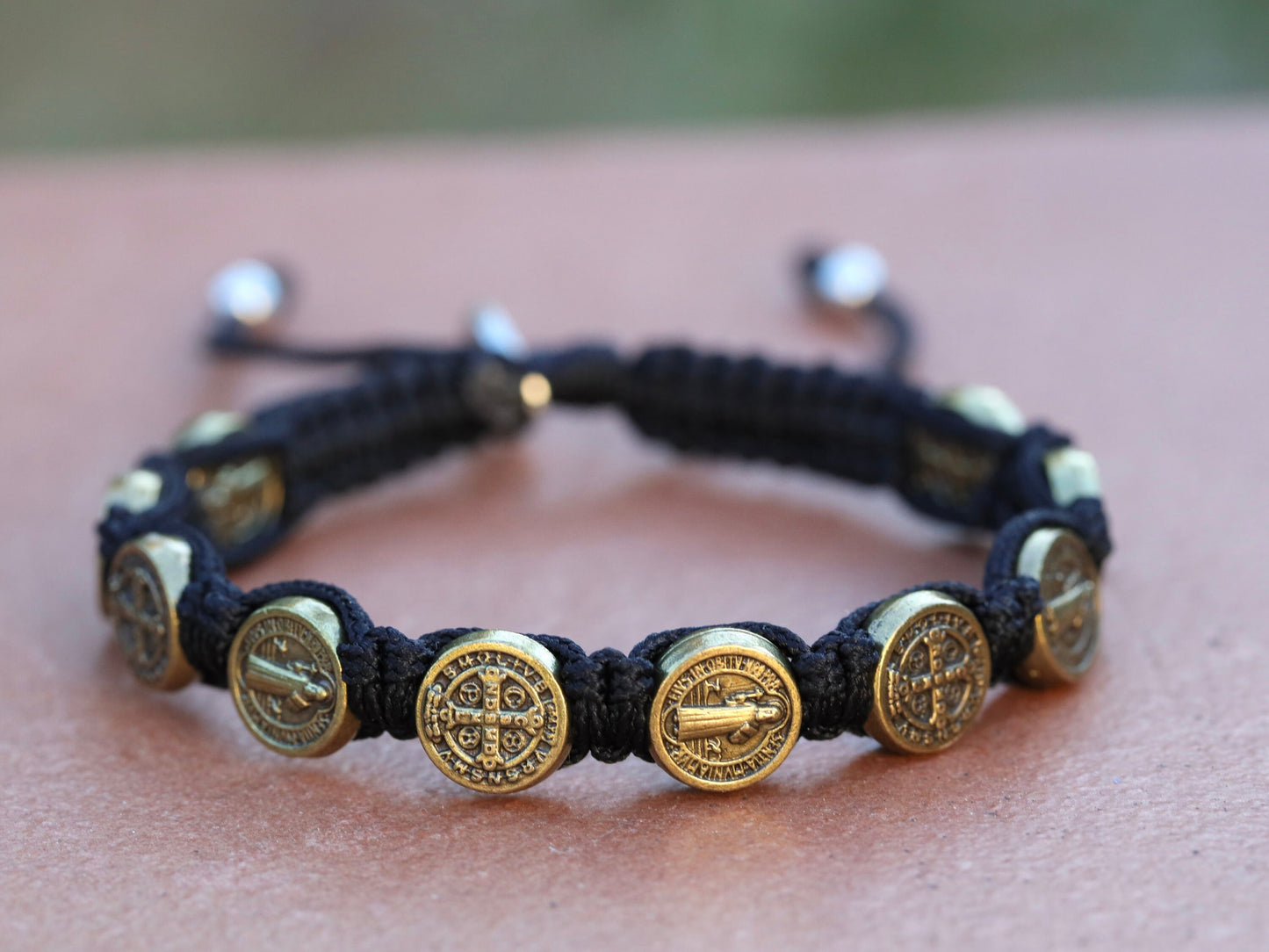 Pulsera de San Benito, Pulsera de San Benito hecha a mano con cordón, Pulsera de rosario de San Benito, Medalla de San Benito, Pulsera para hombre