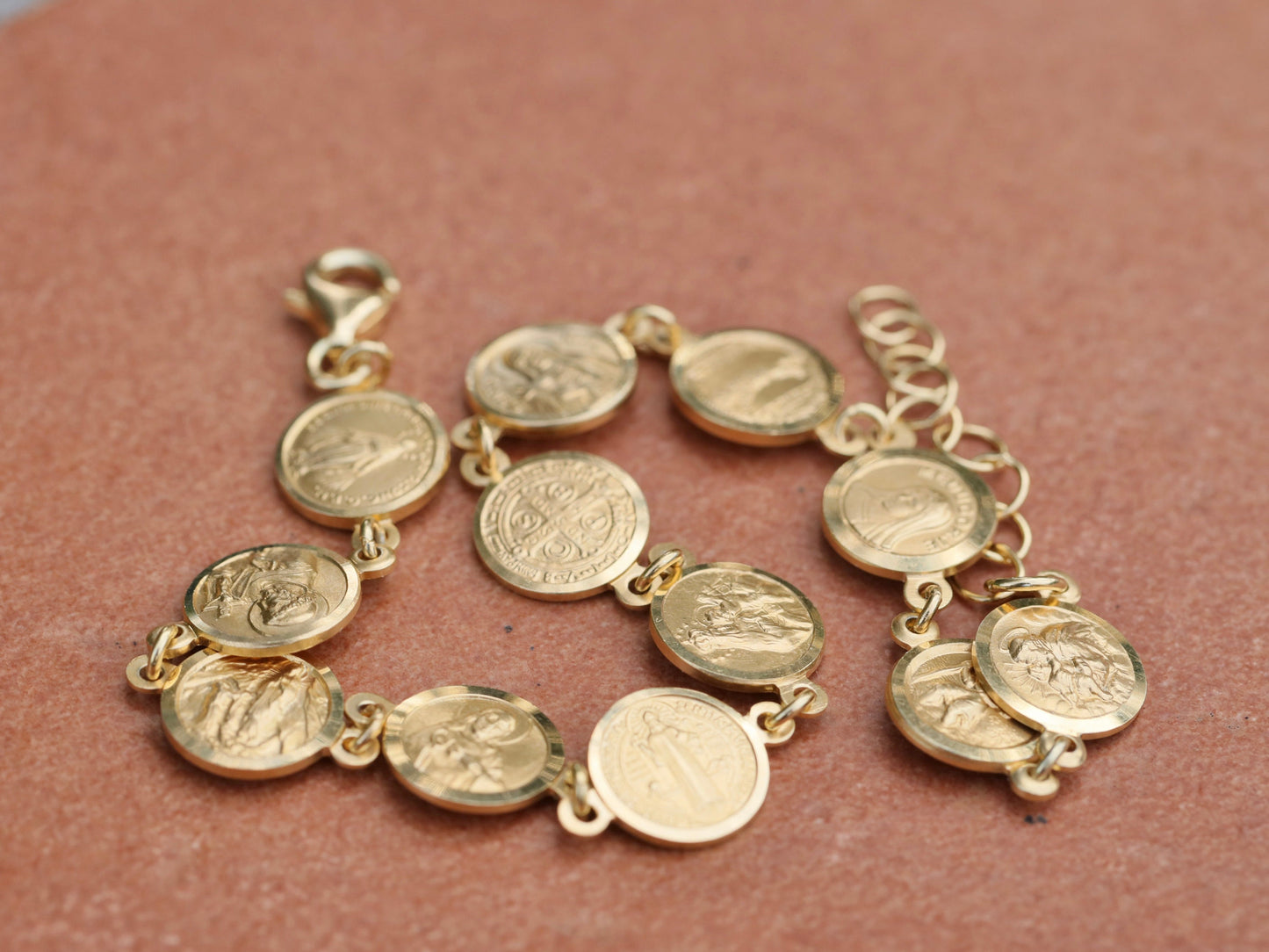 Pulsera de santos católicos, santos redondos en miniatura, pulsera chapada en oro de plata de ley 925 talla diamante, santos devocionales, regalo para mujer,