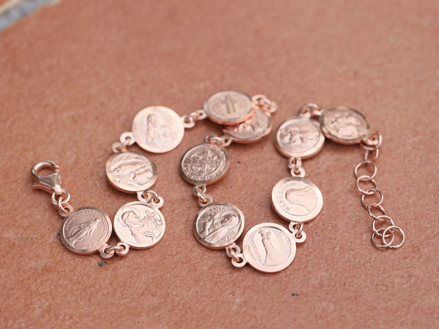 Pulsera de santos católicos, santos redondos en miniatura, pulsera chapada en oro de plata de ley 925 talla diamante, santos devocionales, regalo para mujer,