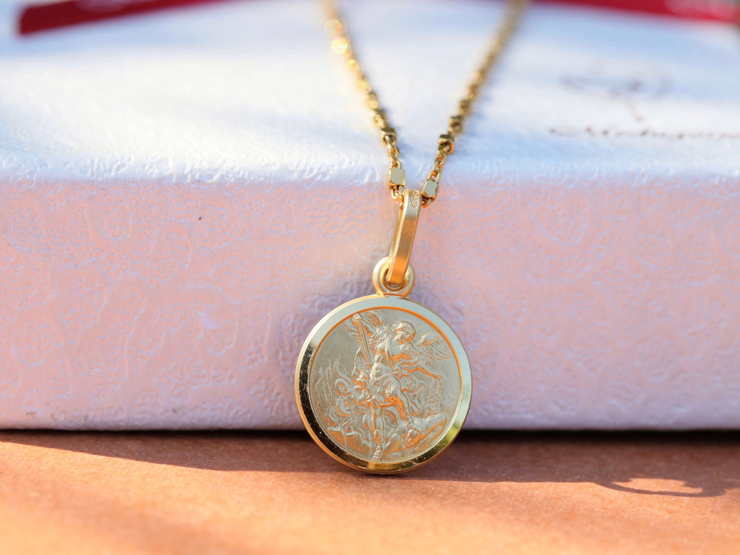 Medalla de San Miguel, miniatura chapada en oro de 18 k sobre medalla de plata de ley 925, colgante delicado para niños, medalla católica adolescente arcángel Miguel