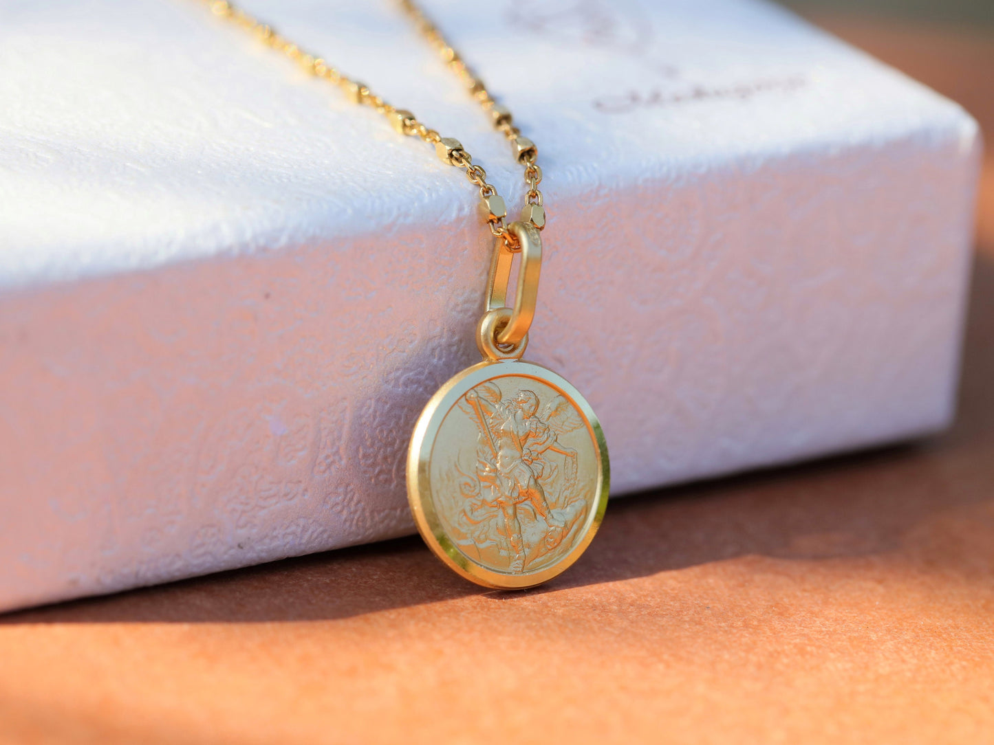 Medalla de San Miguel, miniatura chapada en oro de 18 k sobre medalla de plata de ley 925, colgante delicado para niños, medalla católica adolescente arcángel Miguel