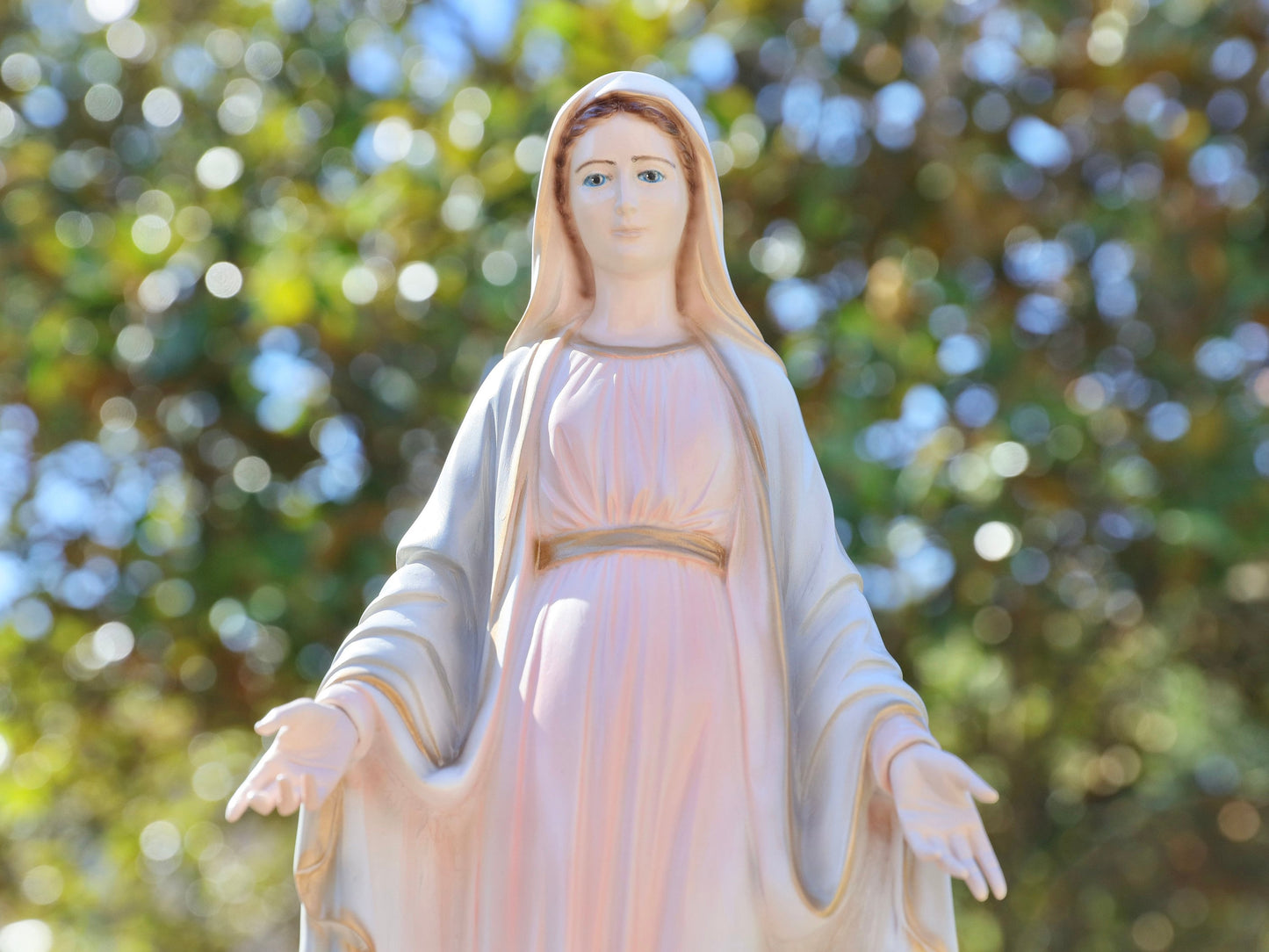 Estatua de Nuestra Señora de Gracia, estatua de polvo de mármol, estatua del altar casero de la Virgen María, estatua católica, estatua de jardín de 20 pulgadas, estatua rosa y gris
