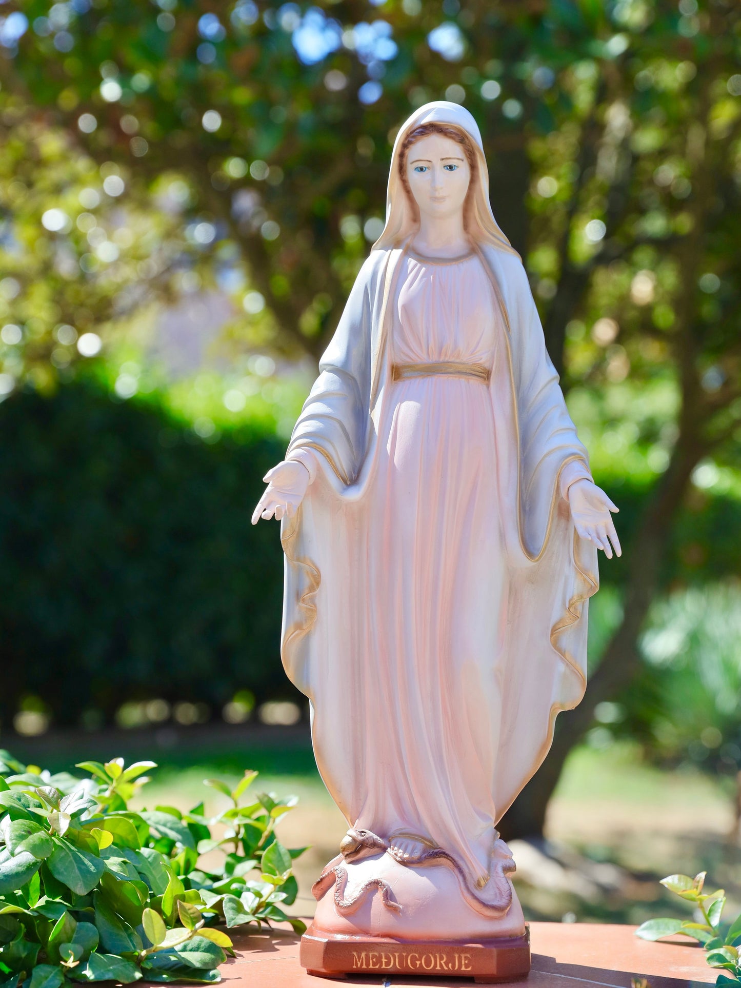 Estatua de Nuestra Señora de Gracia, estatua de polvo de mármol, estatua del altar casero de la Virgen María, estatua católica, estatua de jardín de 20 pulgadas, estatua rosa y gris