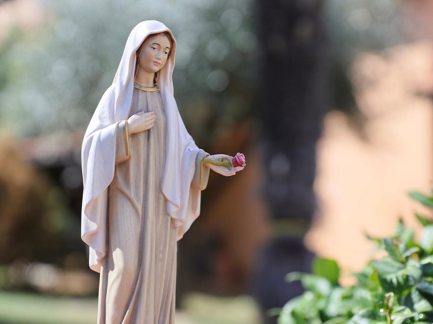 Estatua de la Reina de la Paz, estatua de Nuestra Señora de Medjugorje, estatua de la Virgen María de madera, estatua católica hecha a mano, estatua de 11,8 pulgadas, estatua del altar del hogar