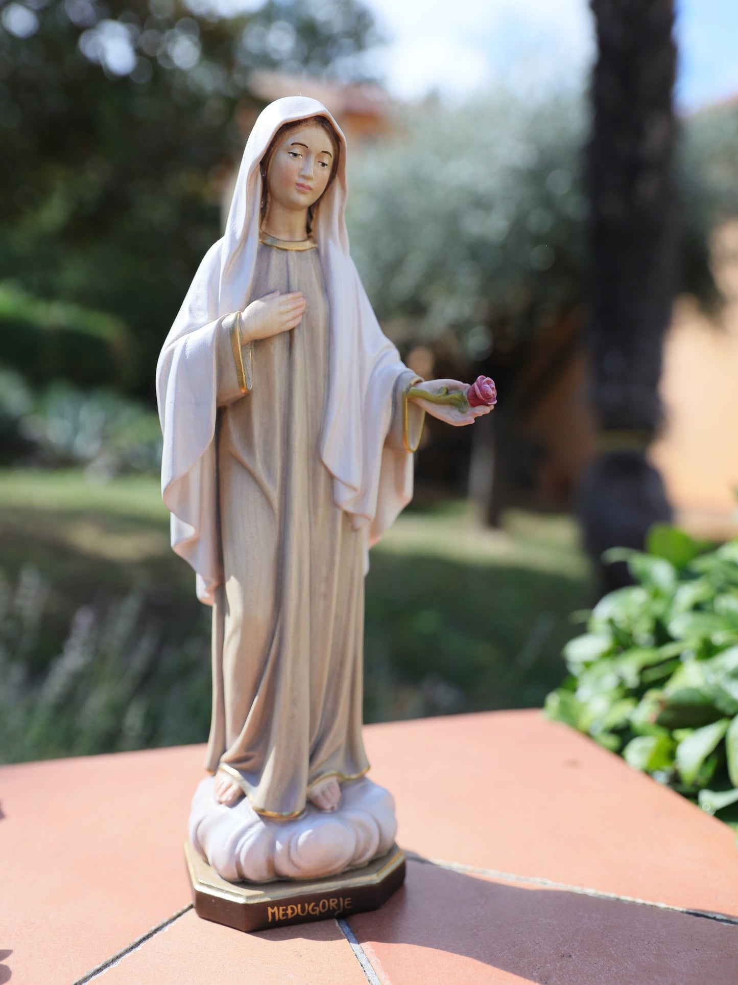 Estatua de la Reina de la Paz, estatua de Nuestra Señora de Medjugorje, estatua de la Virgen María de madera, estatua católica hecha a mano, estatua de 11,8 pulgadas, estatua del altar del hogar