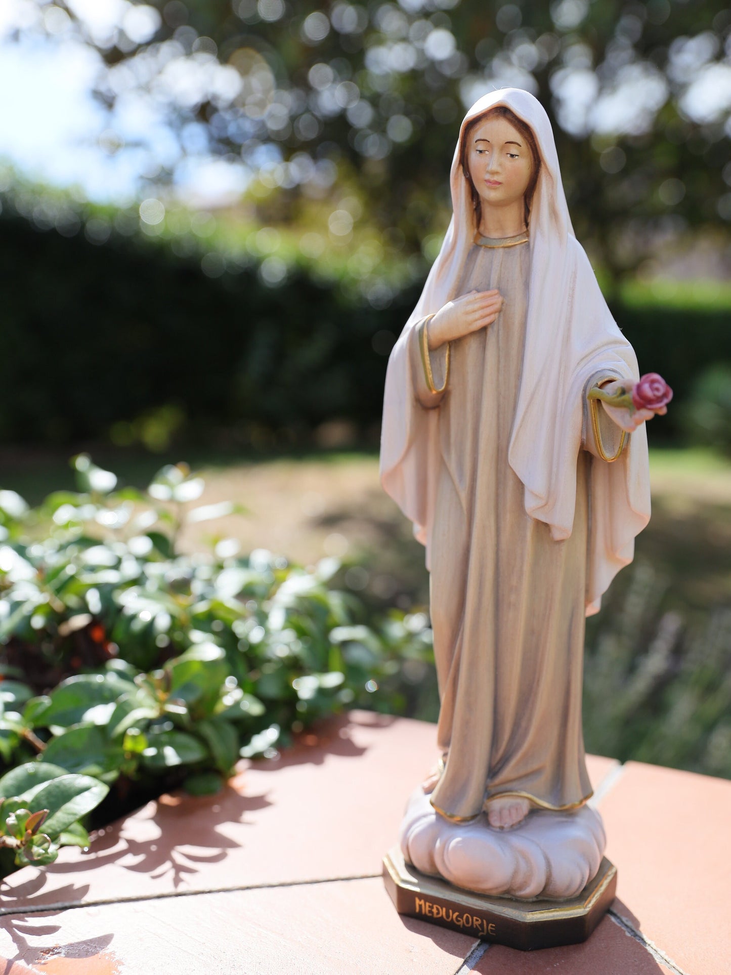 Estatua de la Reina de la Paz, estatua de Nuestra Señora de Medjugorje, estatua de la Virgen María de madera, estatua católica hecha a mano, estatua de 11,8 pulgadas, estatua del altar del hogar