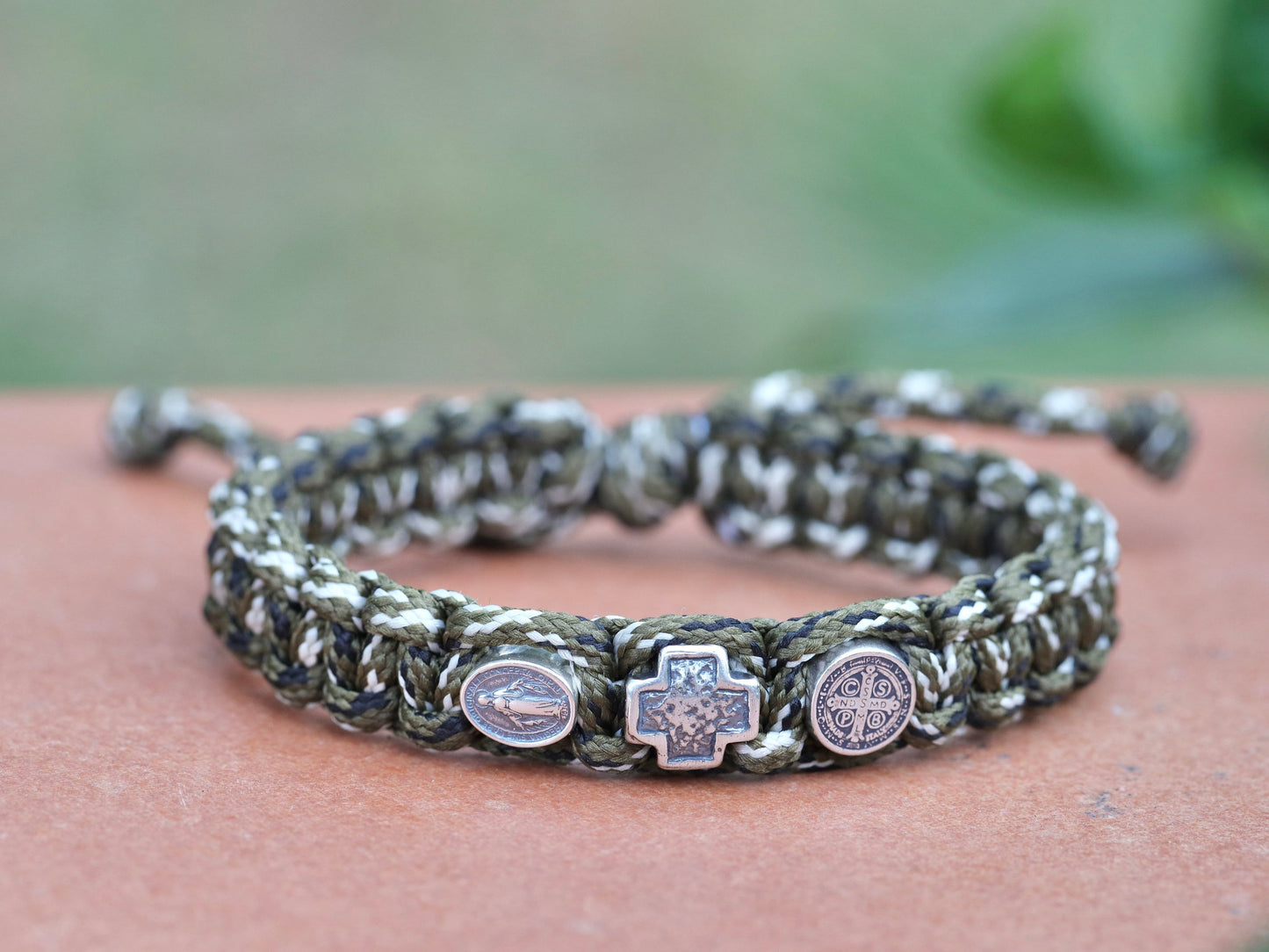 Pulsera paracord, pulsera San Benito, pulsera medalla milagrosa, pulsera cruzada, pulsera 3 medallas para hombre, pulsera táctica guerrera
