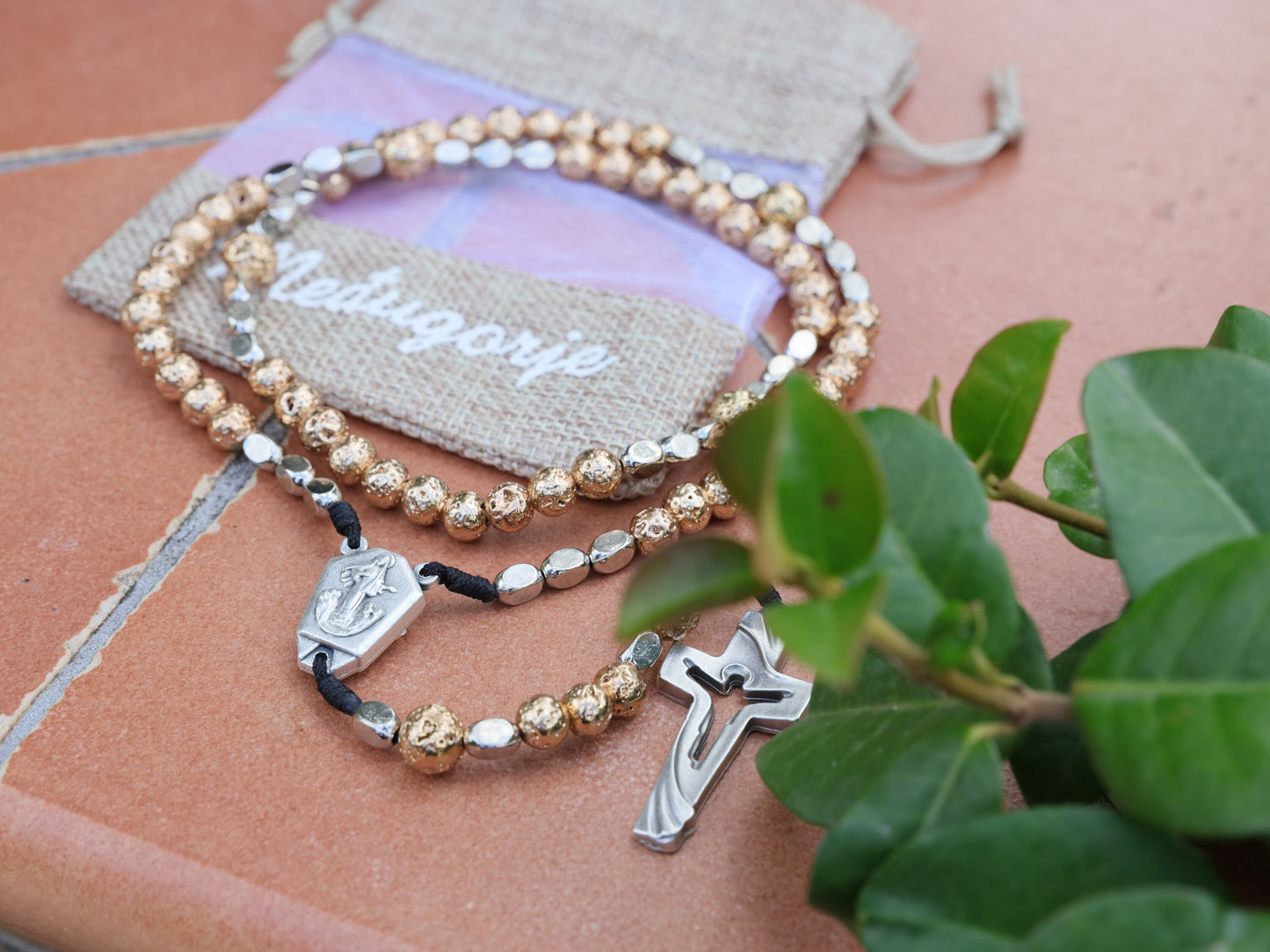 Rosario de piedra de lava, rosario católico, piedra volcánica, rosario de reliquias, rosario de tierra de Medjugorje, chapado en oro, cruz de Cristo Resucitado, rosario para mujeres