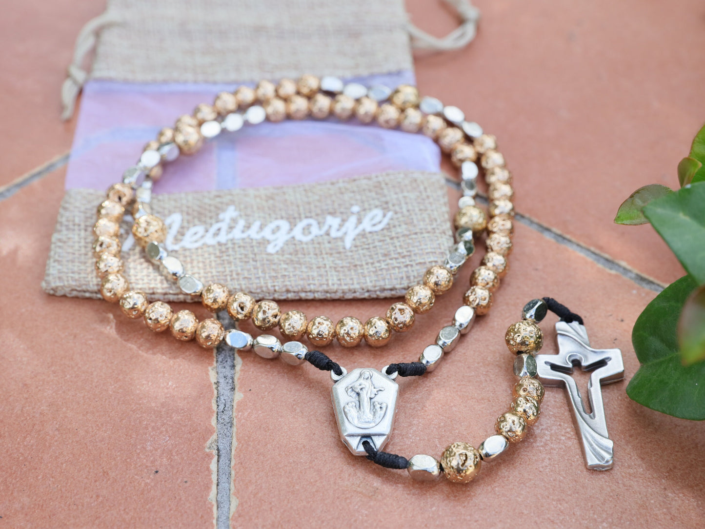 Rosario de piedra de lava, rosario católico, piedra volcánica, rosario de reliquias, rosario de tierra de Medjugorje, chapado en oro, cruz de Cristo Resucitado, rosario para mujeres