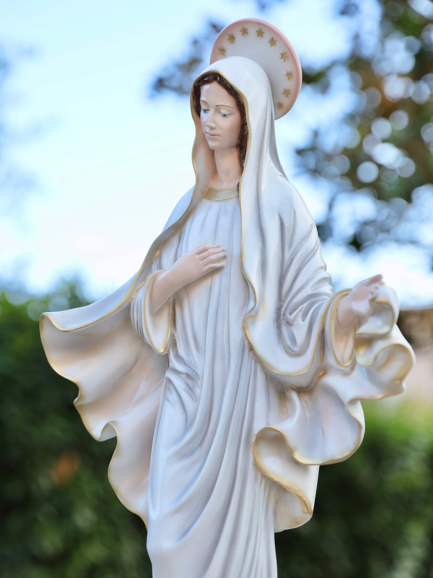 Estatua de Nuestra Señora de Medjugorje, estatua de 27 pulgadas, estatua al aire libre, estatua de la Reina de la Paz, estatua de la Virgen María del altar del hogar, estatua católica religiosa