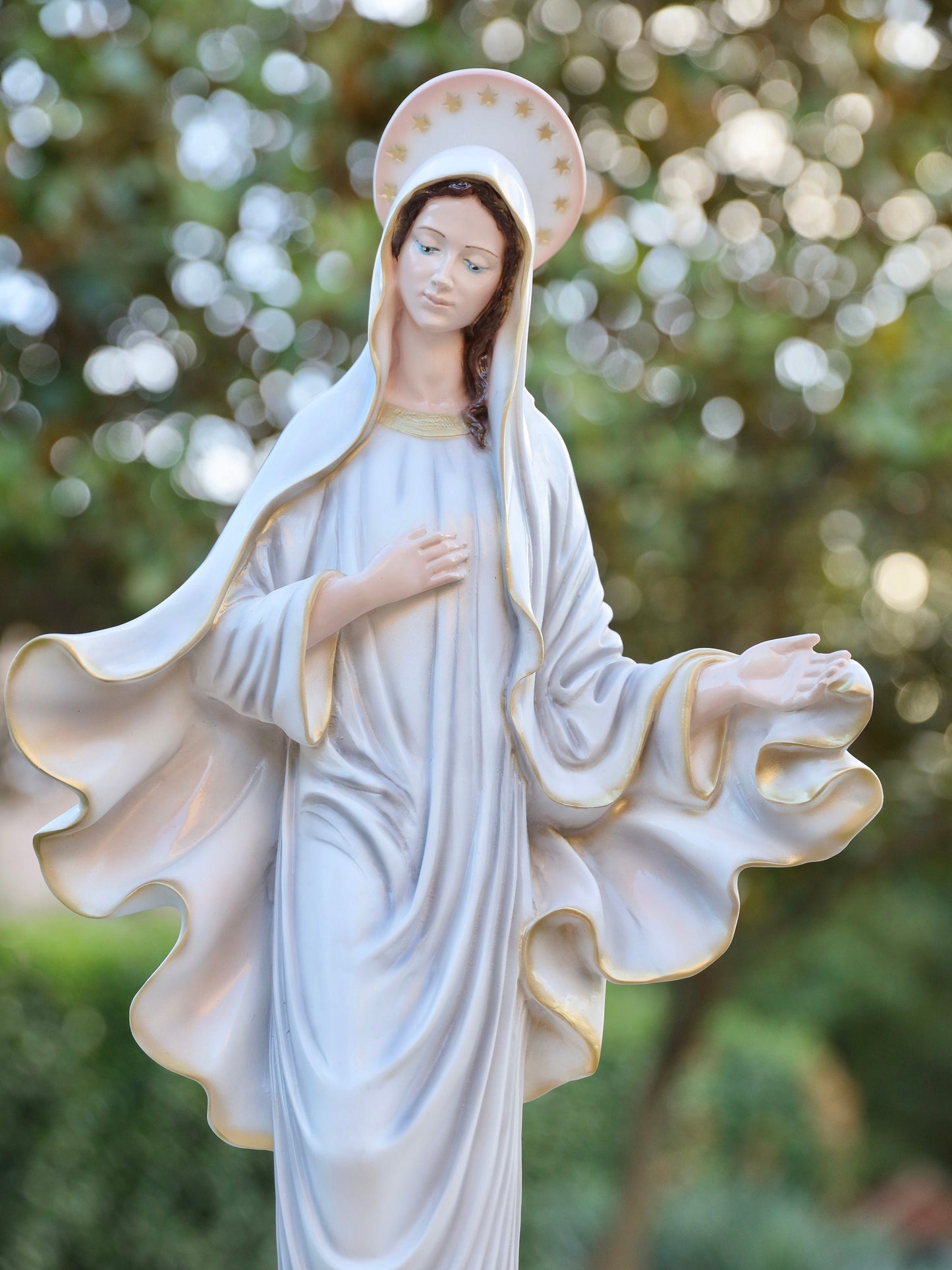 Estatua de Nuestra Señora de Medjugorje, estatua de 27 pulgadas, estatua al aire libre, estatua de la Reina de la Paz, estatua de la Virgen María del altar del hogar, estatua católica religiosa