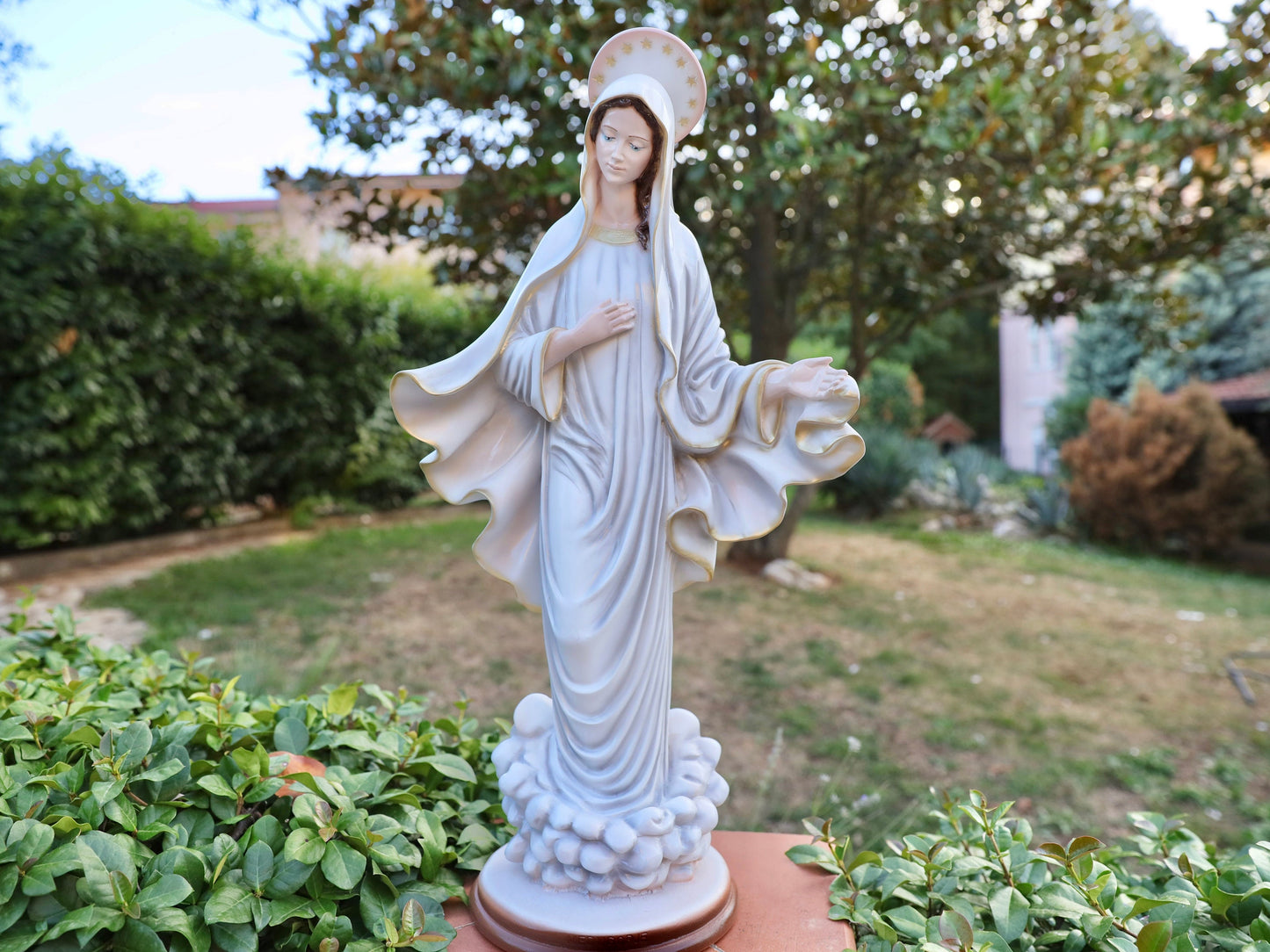 Estatua de Nuestra Señora de Medjugorje, estatua de 27 pulgadas, estatua al aire libre, estatua de la Reina de la Paz, estatua de la Virgen María del altar del hogar, estatua católica religiosa