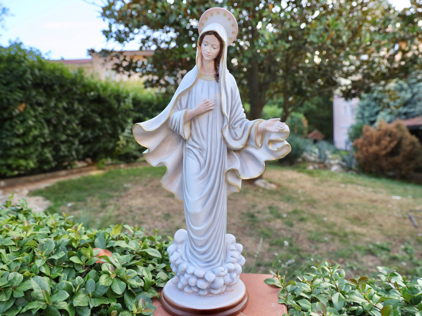 Estatua de Nuestra Señora de Medjugorje, estatua de 27 pulgadas, estatua al aire libre, estatua de la Reina de la Paz, estatua de la Virgen María del altar del hogar, estatua católica religiosa