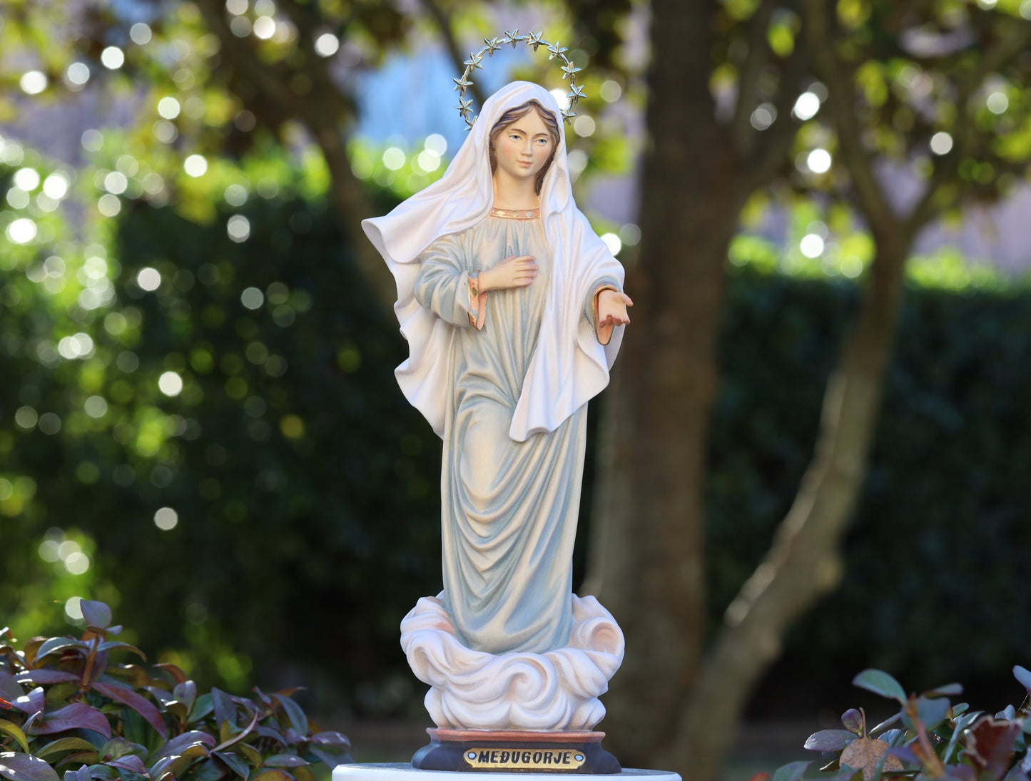 Estatua de Nuestra Señora de Medjugorje de 14 pulgadas, estatua de madera hecha a mano de la Reina de la Paz de 35 cm, estatua de la Virgen María pintada a mano, madera de arce de Nuestra Señora