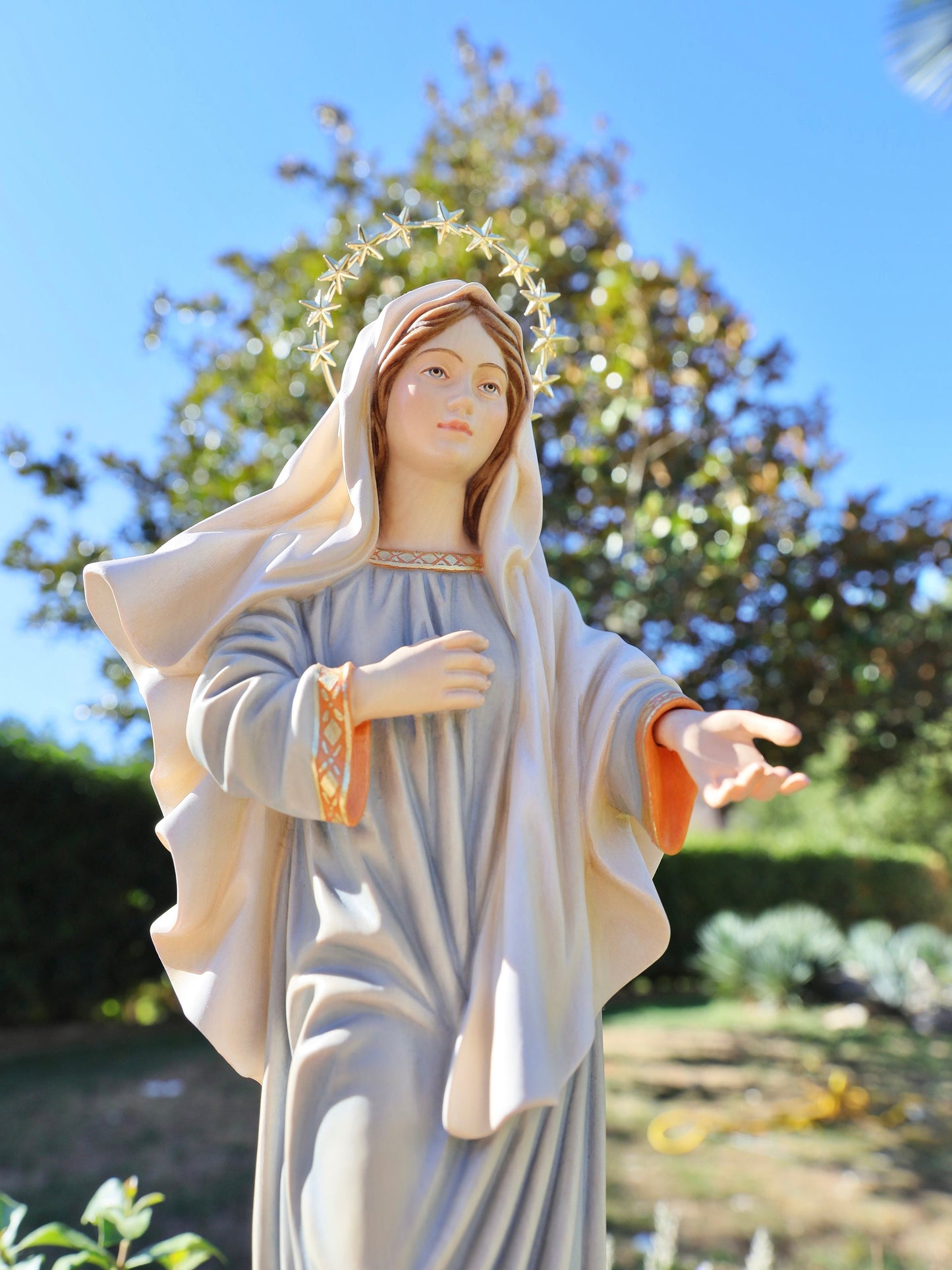 Estatua de Medjugorje, estatua de madera de la Reina de la Paz, estatua hecha a mano de la Virgen María, estatua de Nuestra Señora de Medjugorje de 18 pulgadas, estatua de Val Gardena