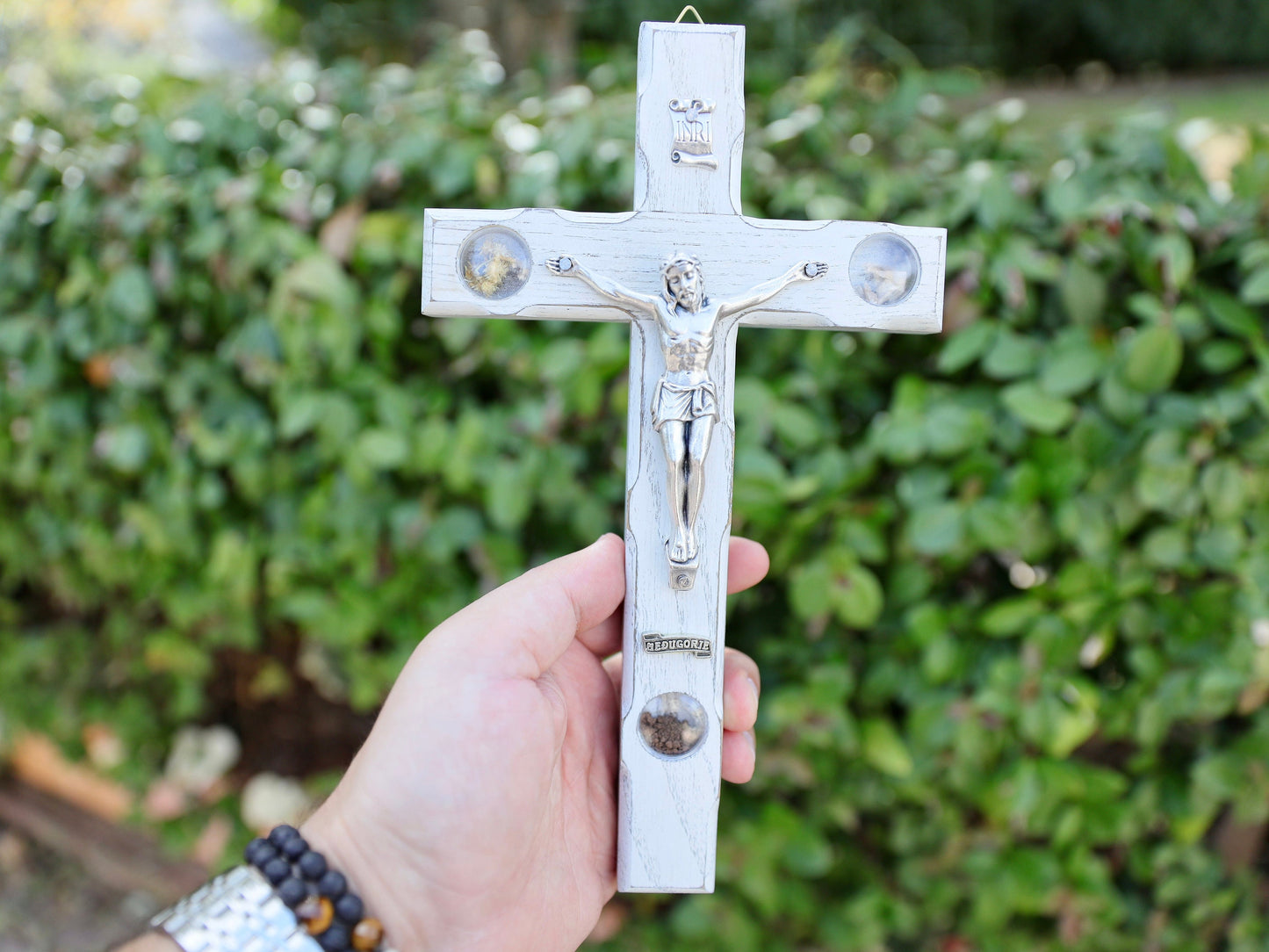 Crucifijo de madera hecho a mano de Medjugorje, cruz con piedra de tierra y flores de la Colina de las Apariciones en Medjugorje, Cruz de pared, cruz reliquia