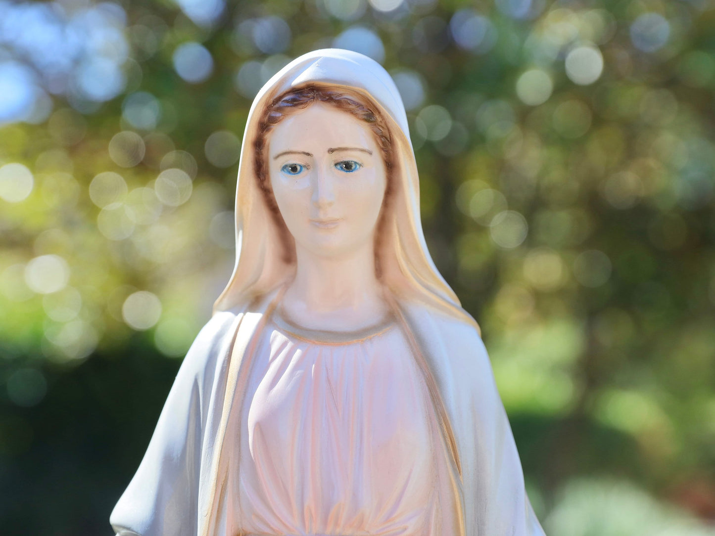 Estatua de Nuestra Señora de Gracia, estatua de polvo de mármol, estatua del altar casero de la Virgen María, estatua católica, estatua de jardín de 20 pulgadas, estatua rosa y gris