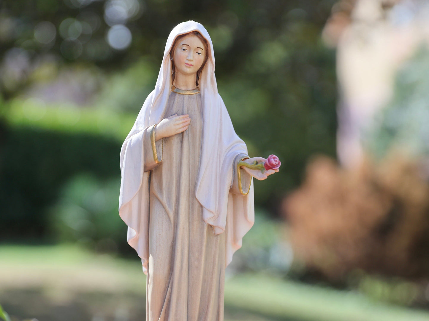 Estatua de la Reina de la Paz, estatua de Nuestra Señora de Medjugorje, estatua de la Virgen María de madera, estatua católica hecha a mano, estatua de 11,8 pulgadas, estatua del altar del hogar