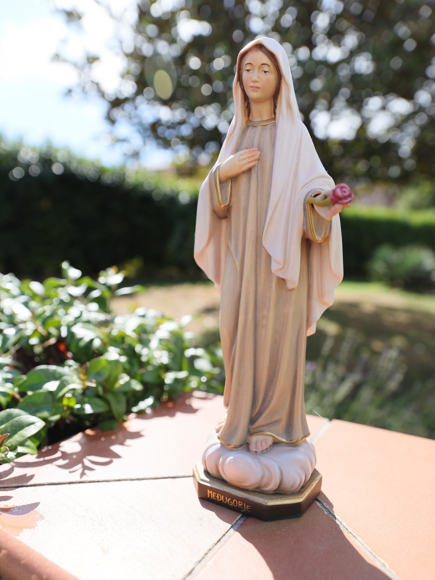 Estatua de la Reina de la Paz, estatua de Nuestra Señora de Medjugorje, estatua de la Virgen María de madera, estatua católica hecha a mano, estatua de 11,8 pulgadas, estatua del altar del hogar
