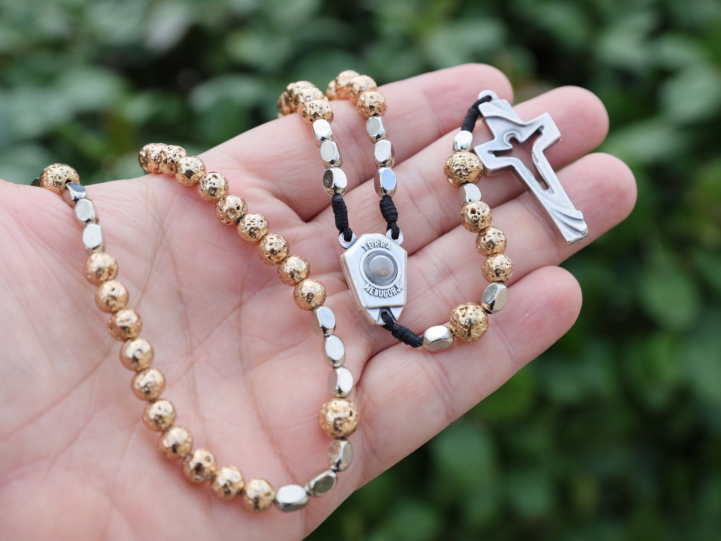 Rosario de piedra de lava, rosario católico, piedra volcánica, rosario de reliquias, rosario de tierra de Medjugorje, chapado en oro, cruz de Cristo Resucitado, rosario para mujeres