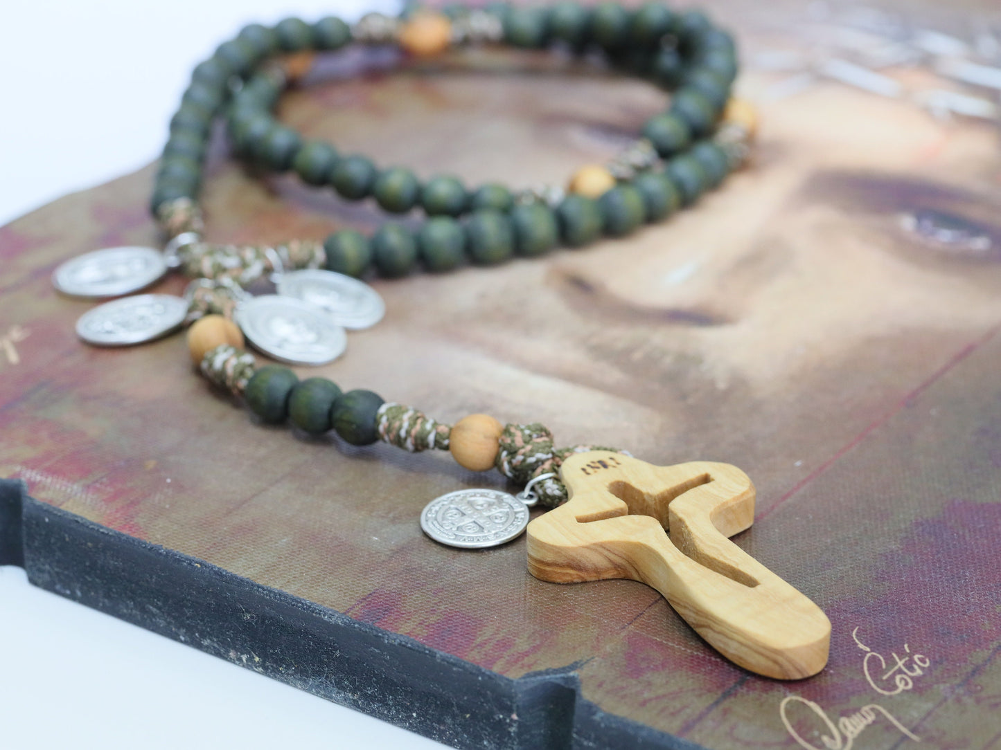 Rosario paracord con cuentas de madera, rosario verde militar para hombre, rosario guerrero, rosario robusto con santos, rosario católico con madera de olivo