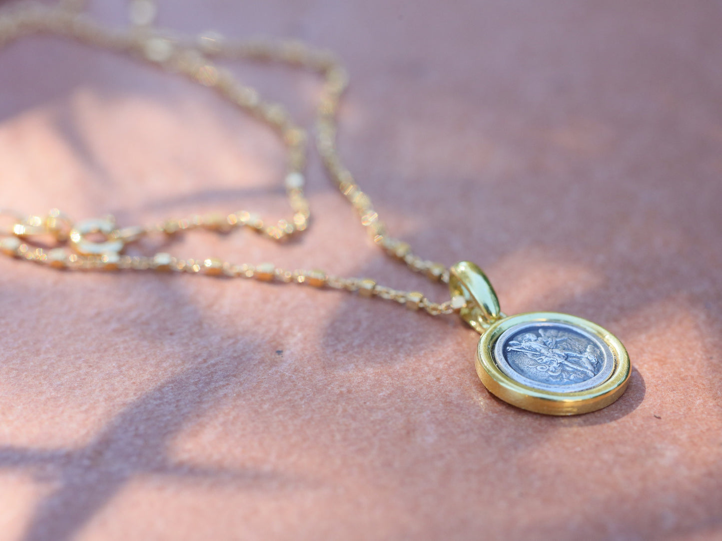 Medalla de San Miguel, medalla chapada en oro del arcángel Miguel, medalla de estilo vintage de plata de ley 925, medalla de protección redonda de 14 mm para católicos