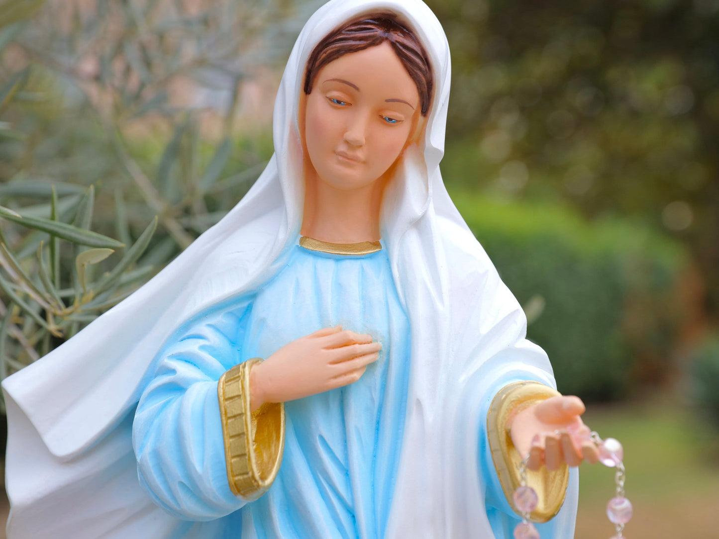 Estatua de la Reina de la Paz de 57 cm, estatua de Medjugorje, estatua de Nuestra Señora, estatua interior al aire libre de la Virgen María, estatua del altar del hogar, estatua de polvo de mármol