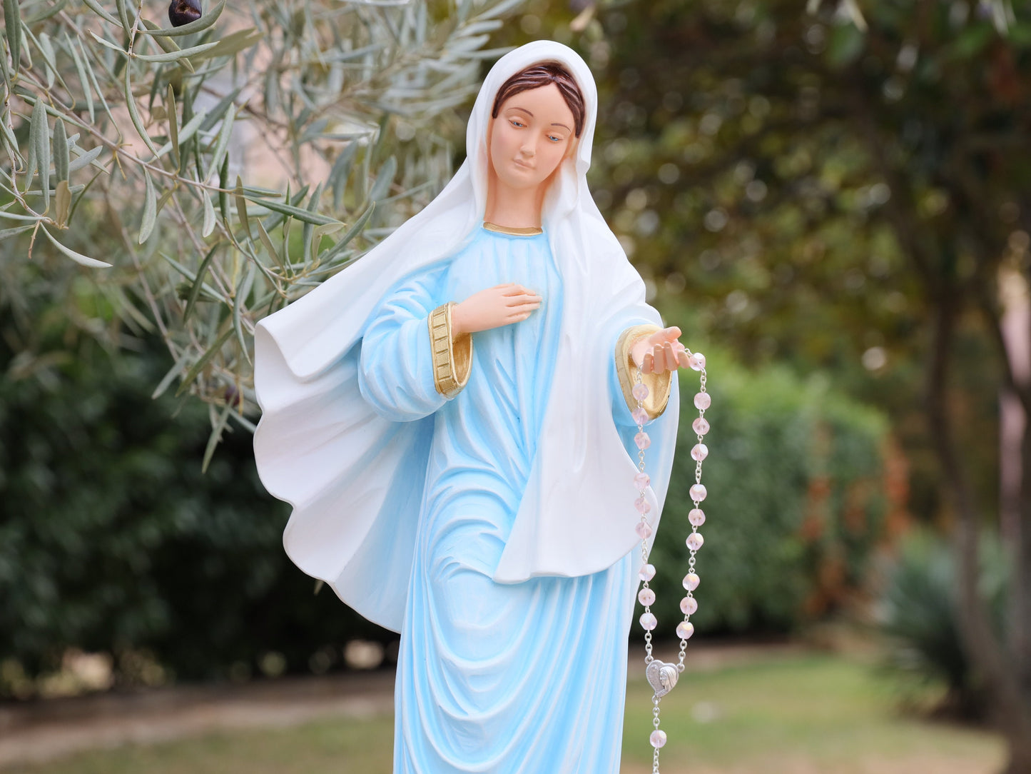 Estatua de la Reina de la Paz de 57 cm, estatua de Medjugorje, estatua de Nuestra Señora, estatua interior al aire libre de la Virgen María, estatua del altar del hogar, estatua de polvo de mármol