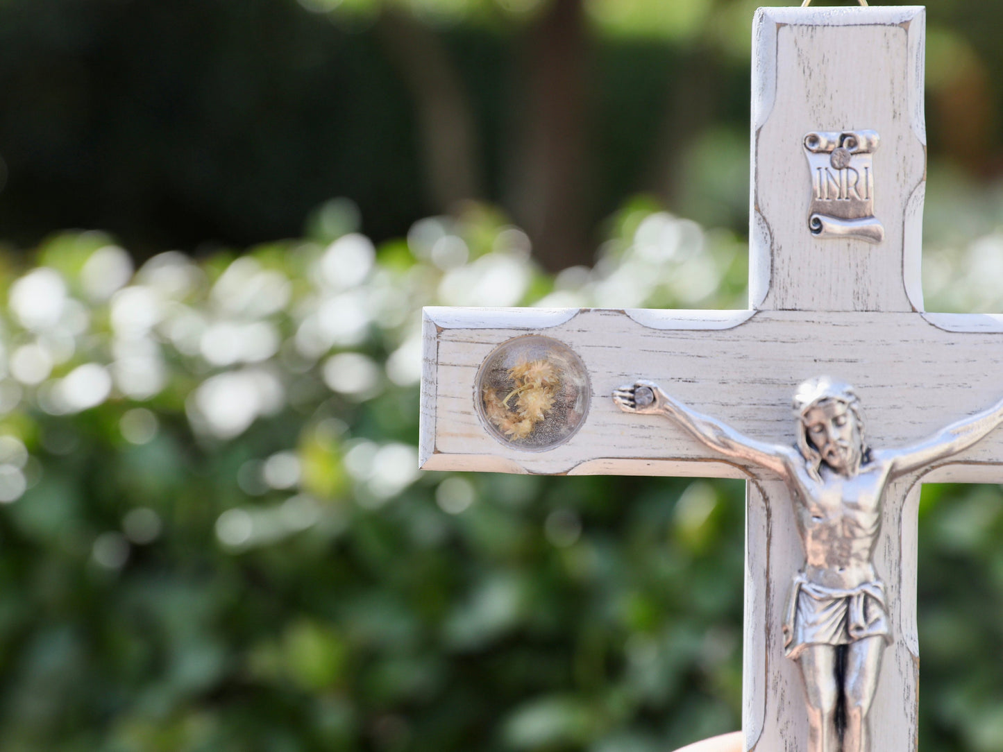 Crucifijo de madera hecho a mano de Medjugorje, cruz con piedra de tierra y flores de la Colina de las Apariciones en Medjugorje, Cruz de pared, cruz reliquia