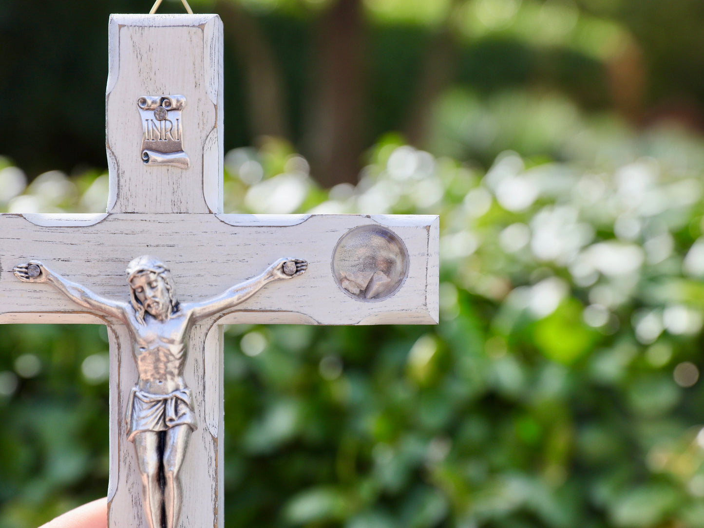 Crucifijo de madera hecho a mano de Medjugorje, cruz con piedra de tierra y flores de la Colina de las Apariciones en Medjugorje, Cruz de pared, cruz reliquia