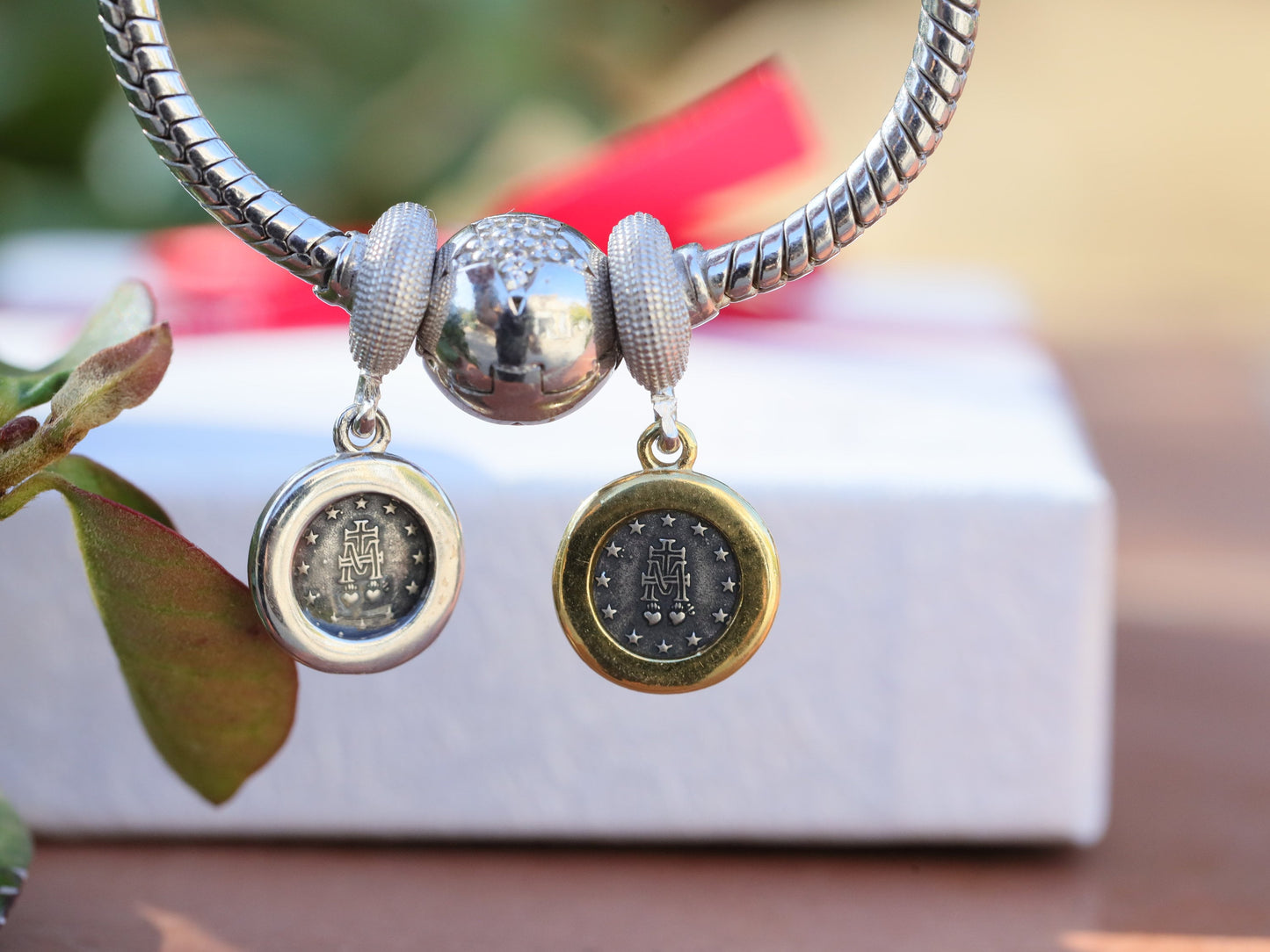 Encanto de la Medalla Milagrosa de plata de ley se adapta a Pandora, encanto de pulsera de plata de ley católica, colgante de Medjugorje de la medalla Milagrosa de dos tonos