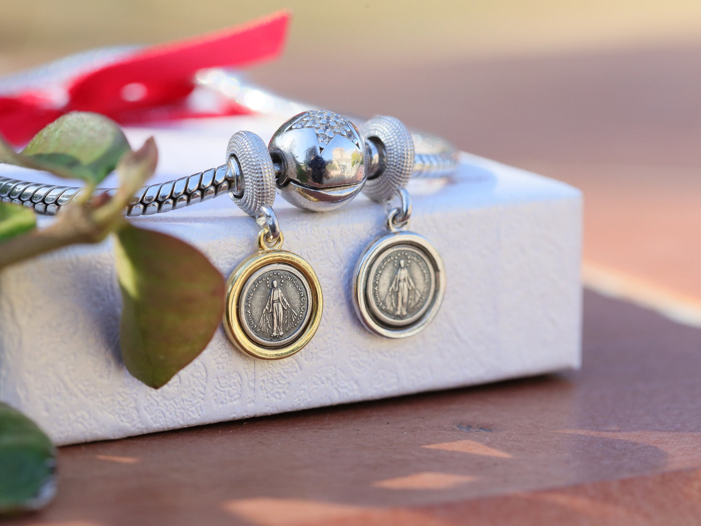 Encanto de la Medalla Milagrosa de plata de ley se adapta a Pandora, encanto de pulsera de plata de ley católica, colgante de Medjugorje de la medalla Milagrosa de dos tonos