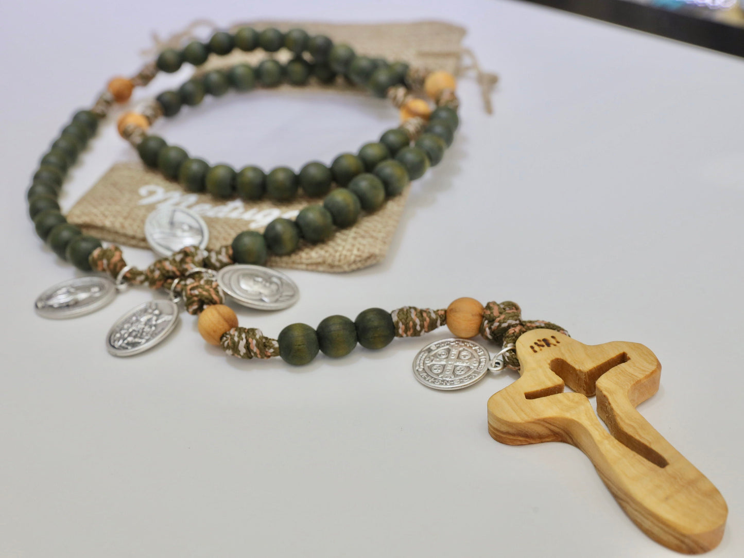 Rosario paracord con cuentas de madera, rosario verde militar para hombre, rosario guerrero, rosario robusto con santos, rosario católico con madera de olivo