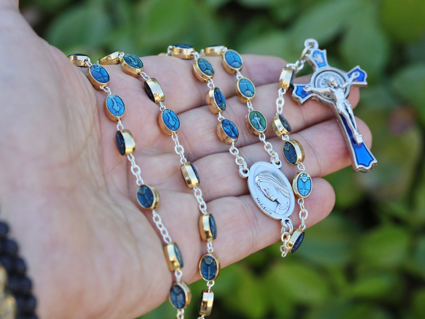 Rosario Medjugorje, rosario chapado en oro, rosario medalla reina de la paz, rosario hecho a mano, rosario azul, rosario cruzado de San Benito