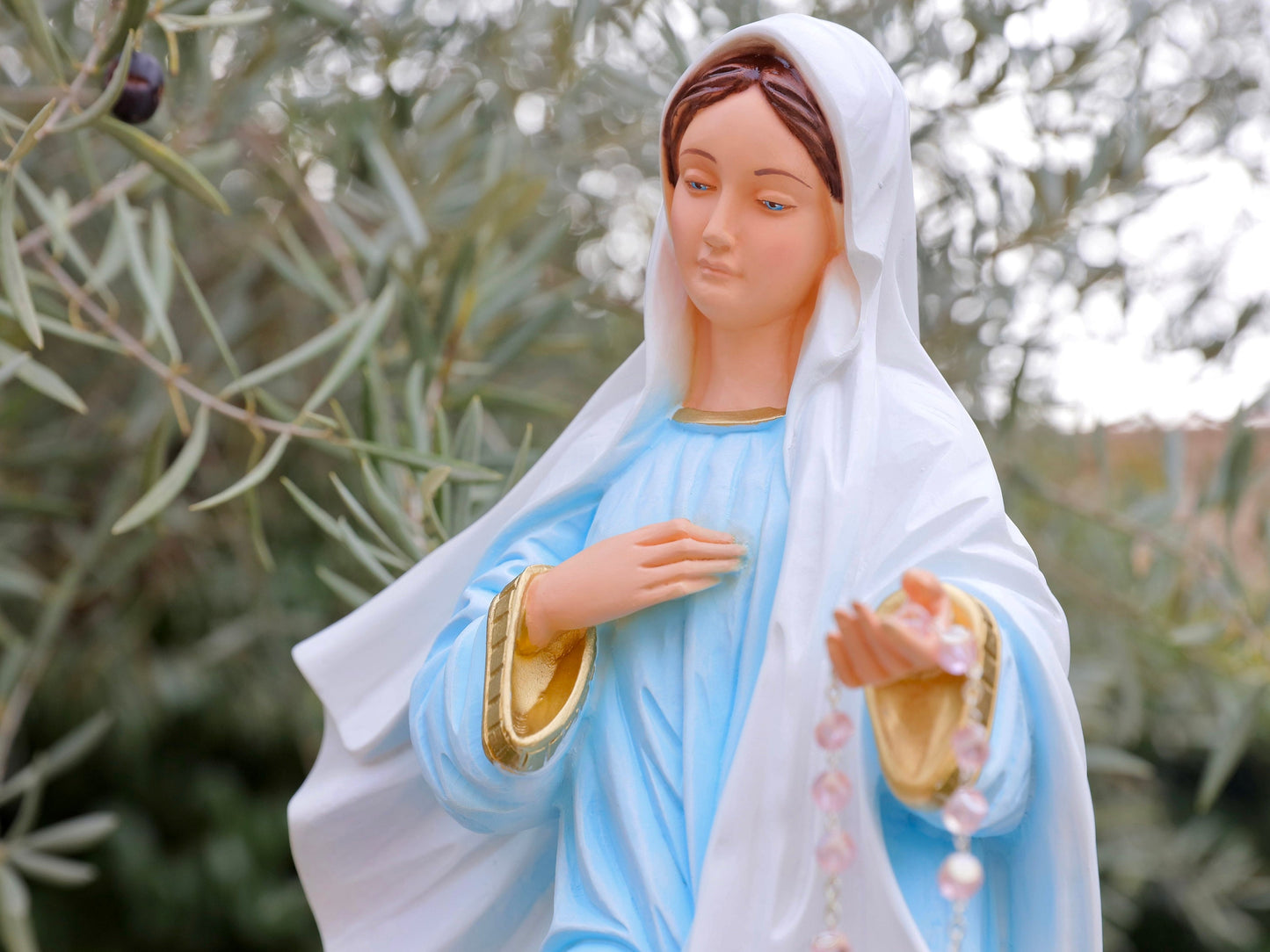 Estatua de la Reina de la Paz de 57 cm, estatua de Medjugorje, estatua de Nuestra Señora, estatua interior al aire libre de la Virgen María, estatua del altar del hogar, estatua de polvo de mármol