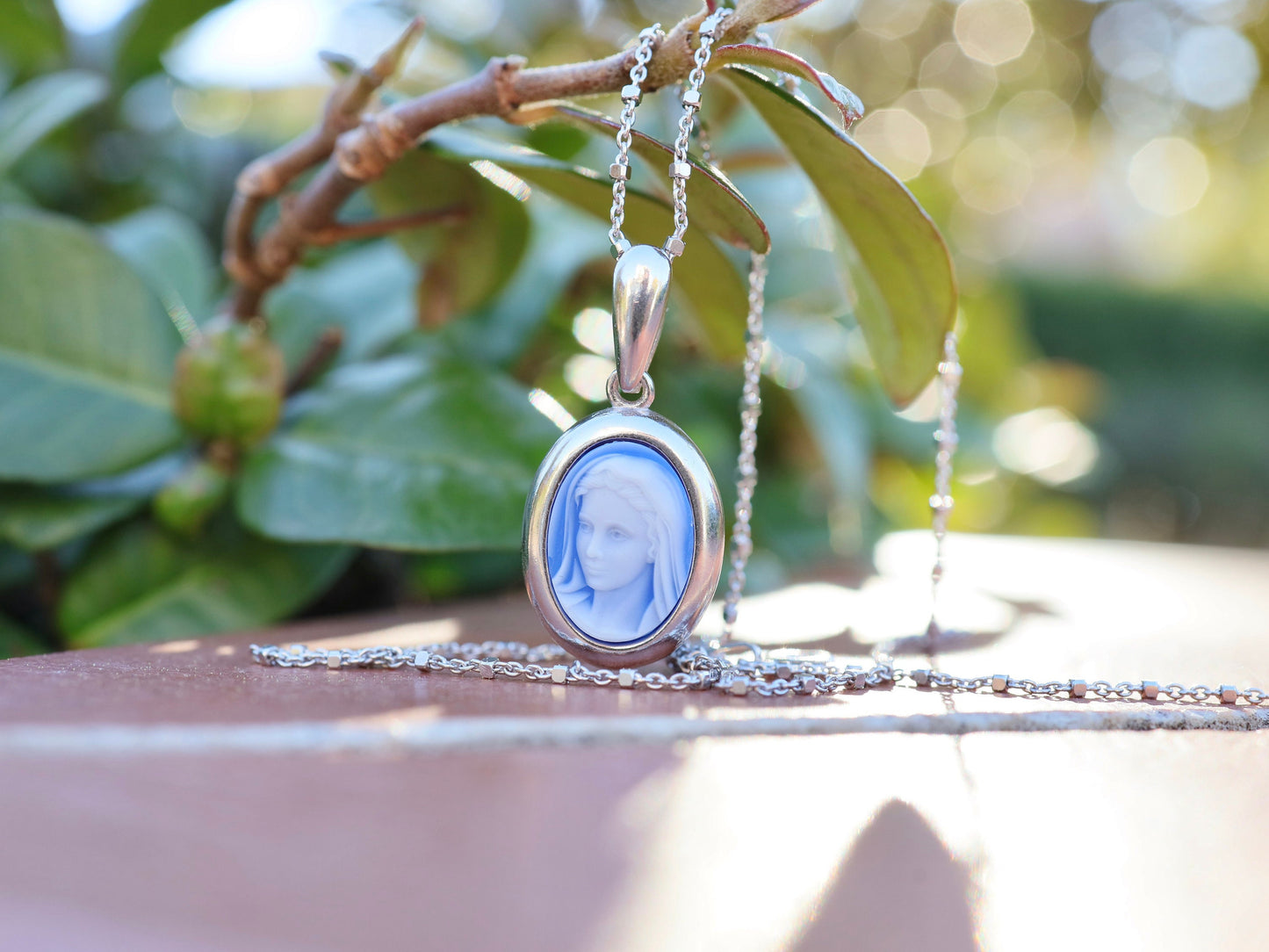Colgante Nuestra Señora, plata de ley 925, charm estilo cameo para mujer, charm collar Reina de la Paz, medalla cameo azul, colgante azul Nuestra Señora