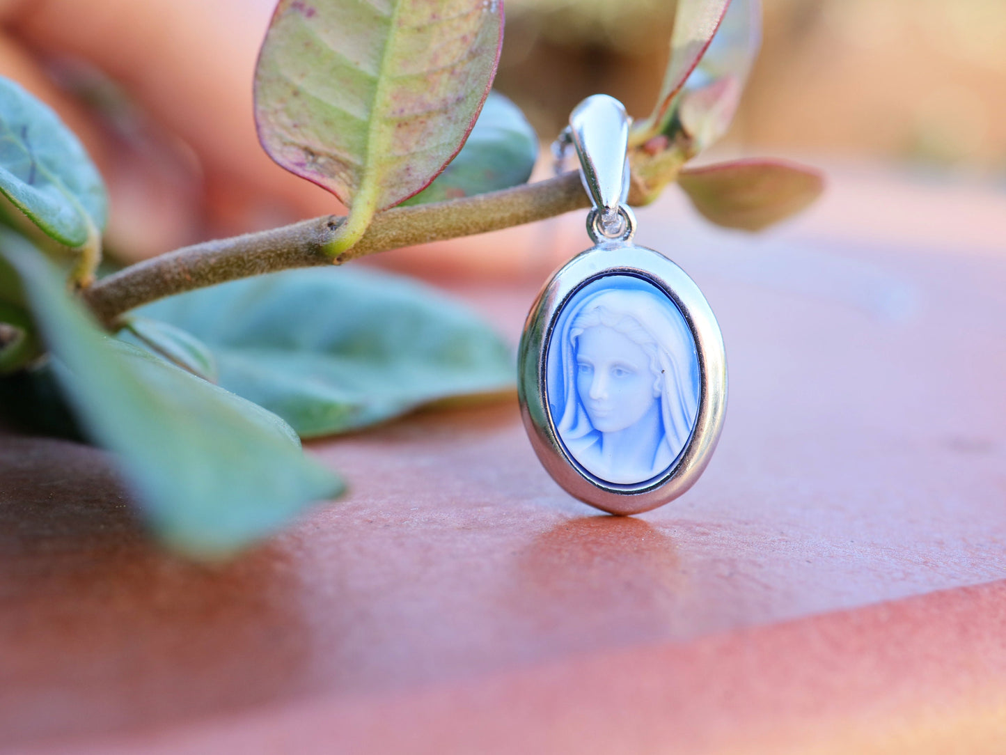 Colgante Nuestra Señora, plata de ley 925, charm estilo cameo para mujer, charm collar Reina de la Paz, medalla cameo azul, colgante azul Nuestra Señora