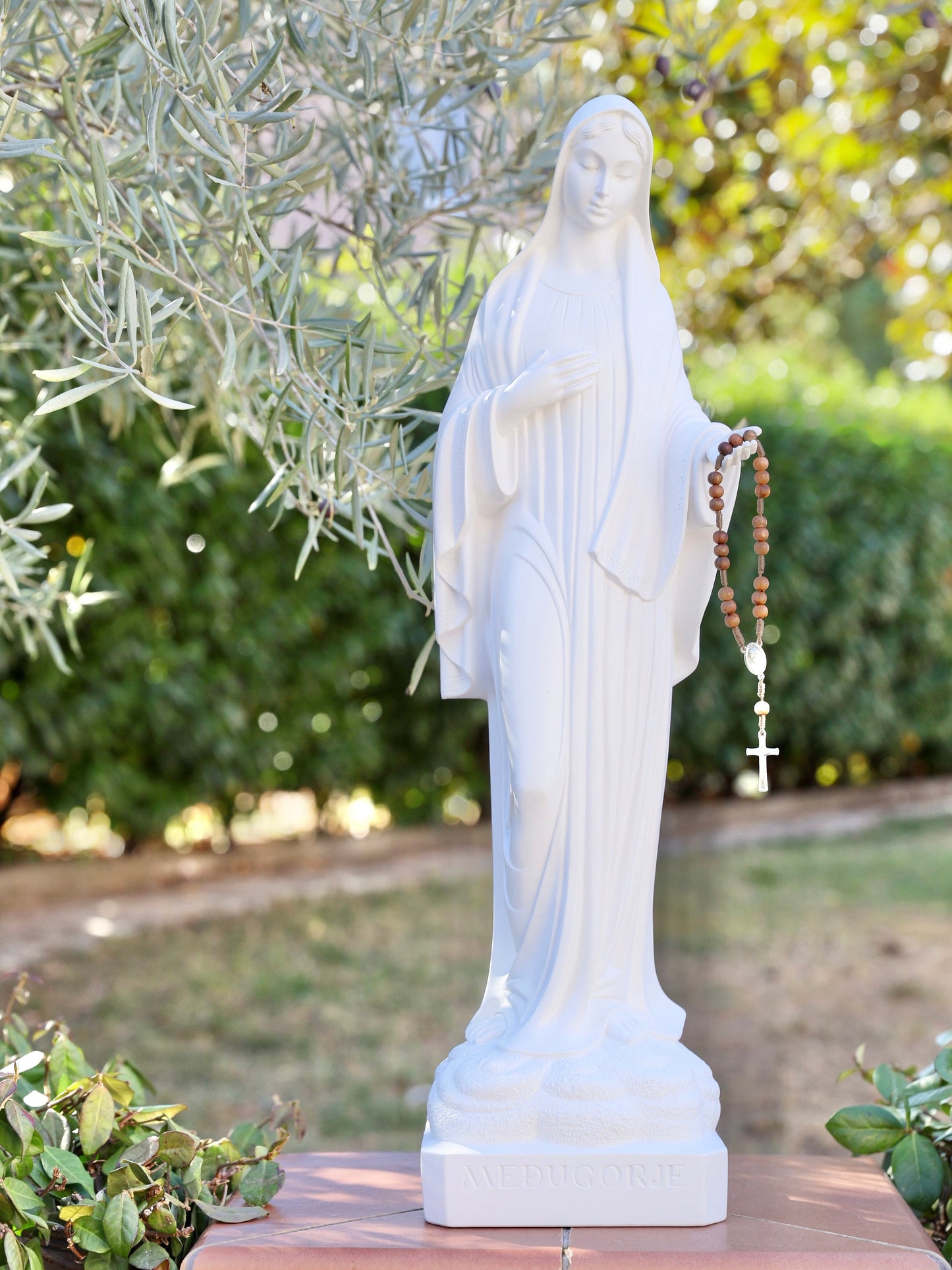 Estatua de Medjugorje, estatua grande de la Reina de la Paz, estatua al aire libre de Nuestra Señora, estatua blanca para el jardín, estatua de resina, estatua de 23 pulgadas para el altar