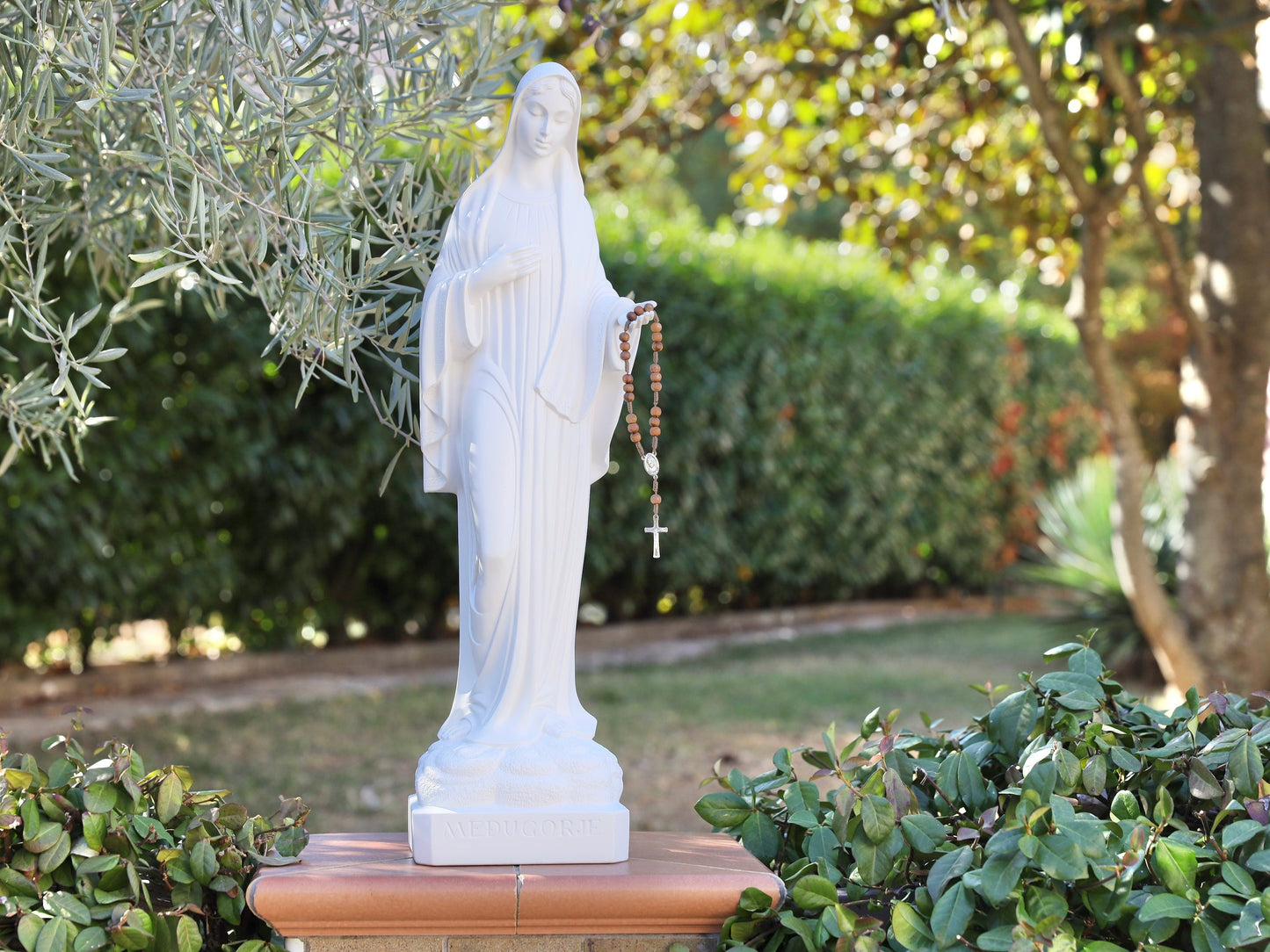 Estatua de Medjugorje, estatua grande de la Reina de la Paz, estatua al aire libre de Nuestra Señora, estatua blanca para el jardín, estatua de resina, estatua de 23 pulgadas para el altar
