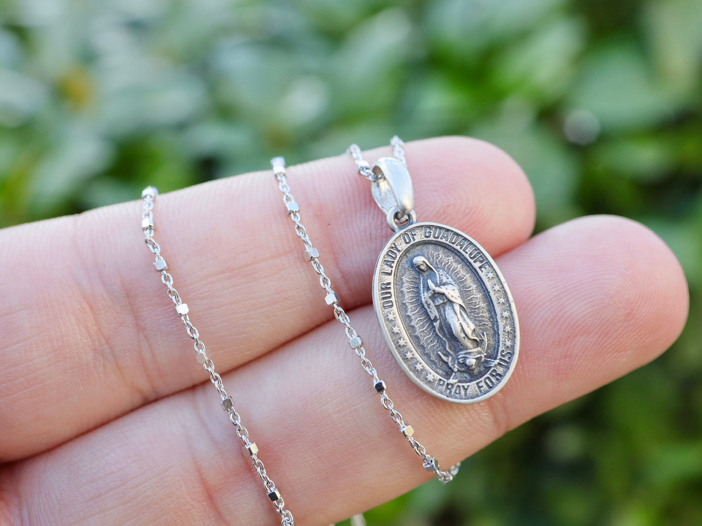 Medalla Nuestra Señora de Guadalupe, colgante Virgen María de Guadalupe plata de ley 925, encanto de plata antigua de Guadalupe, collar para mujer